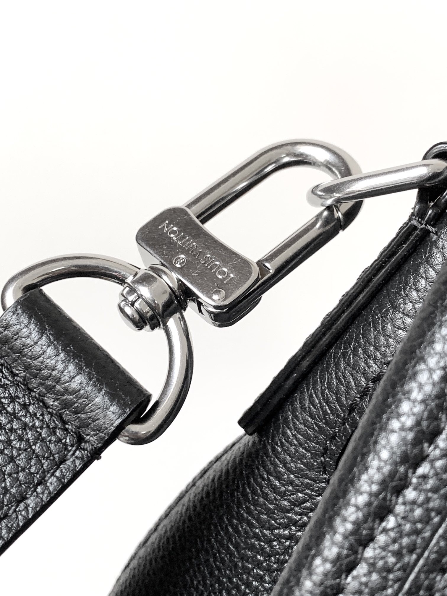 💰930 M27061 黑色顶级原单163c变码芯片
本款 Steamer 30 手袋以 LV Touch 牛皮革焕新演绎风行百年的经典 Steamer 手袋。粒面皮革与绒面皮革分饰两面。绒面皮革前袋含蓄点缀 V 字缝线，便利 V 形钩扣融入 Monogram 花卉。肩带设计提供斜跨与手提选择。
33 x 14 x 32 厘米 
P009093