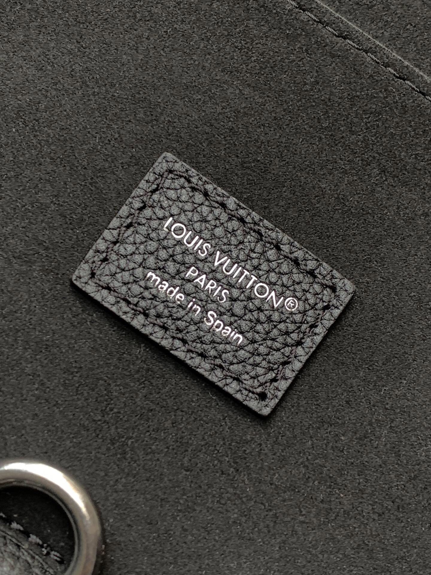 💰930 M27061 黑色顶级原单163c变码芯片
本款 Steamer 30 手袋以 LV Touch 牛皮革焕新演绎风行百年的经典 Steamer 手袋。粒面皮革与绒面皮革分饰两面。绒面皮革前袋含蓄点缀 V 字缝线，便利 V 形钩扣融入 Monogram 花卉。肩带设计提供斜跨与手提选择。
33 x 14 x 32 厘米 
P009093