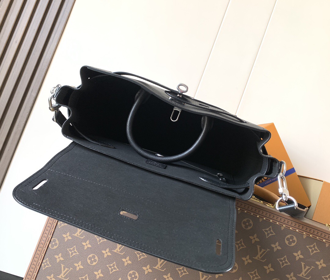 💰930 M27061 黑色顶级原单163c变码芯片
本款 Steamer 30 手袋以 LV Touch 牛皮革焕新演绎风行百年的经典 Steamer 手袋。粒面皮革与绒面皮革分饰两面。绒面皮革前袋含蓄点缀 V 字缝线，便利 V 形钩扣融入 Monogram 花卉。肩带设计提供斜跨与手提选择。
33 x 14 x 32 厘米 
P009093