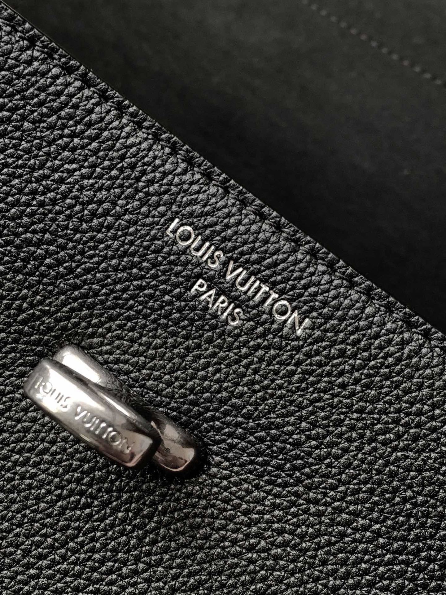 💰930 M27061 黑色顶级原单163c变码芯片
本款 Steamer 30 手袋以 LV Touch 牛皮革焕新演绎风行百年的经典 Steamer 手袋。粒面皮革与绒面皮革分饰两面。绒面皮革前袋含蓄点缀 V 字缝线，便利 V 形钩扣融入 Monogram 花卉。肩带设计提供斜跨与手提选择。
33 x 14 x 32 厘米 
P009093