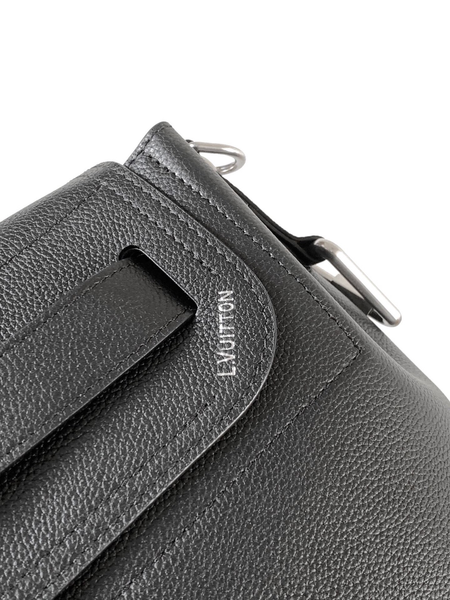 💰930 M27061 黑色顶级原单163c变码芯片
本款 Steamer 30 手袋以 LV Touch 牛皮革焕新演绎风行百年的经典 Steamer 手袋。粒面皮革与绒面皮革分饰两面。绒面皮革前袋含蓄点缀 V 字缝线，便利 V 形钩扣融入 Monogram 花卉。肩带设计提供斜跨与手提选择。
33 x 14 x 32 厘米 
P009093