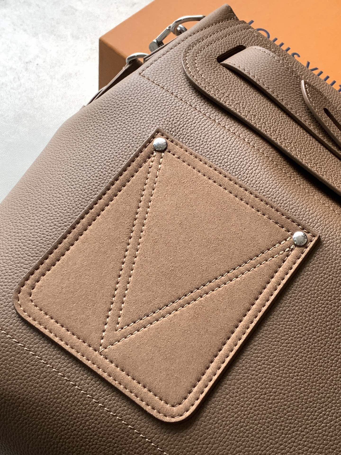 💰930 M26758 顶级原单163c变码芯片
本款 Steamer 30 手袋以 LV Touch 牛皮革焕新演绎风行百年的经典 Steamer 手袋。粒面皮革与绒面皮革分饰两面。绒面皮革前袋含蓄点缀 V 字缝线，便利 V 形钩扣融入 Monogram 花卉。肩带设计提供斜跨与手提选择。
33 x 14 x 32 厘米 
P009093