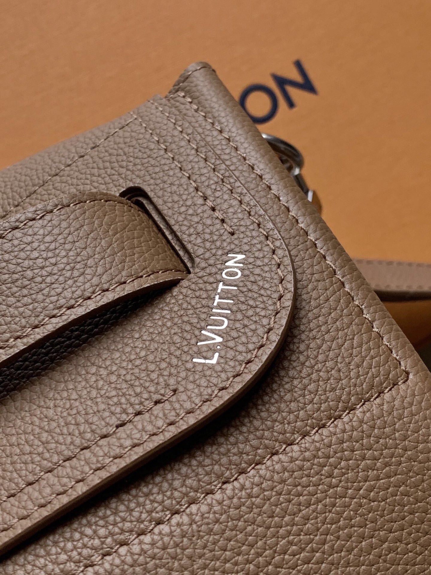 💰930 M26758 顶级原单163c变码芯片
本款 Steamer 30 手袋以 LV Touch 牛皮革焕新演绎风行百年的经典 Steamer 手袋。粒面皮革与绒面皮革分饰两面。绒面皮革前袋含蓄点缀 V 字缝线，便利 V 形钩扣融入 Monogram 花卉。肩带设计提供斜跨与手提选择。
33 x 14 x 32 厘米 
P009093