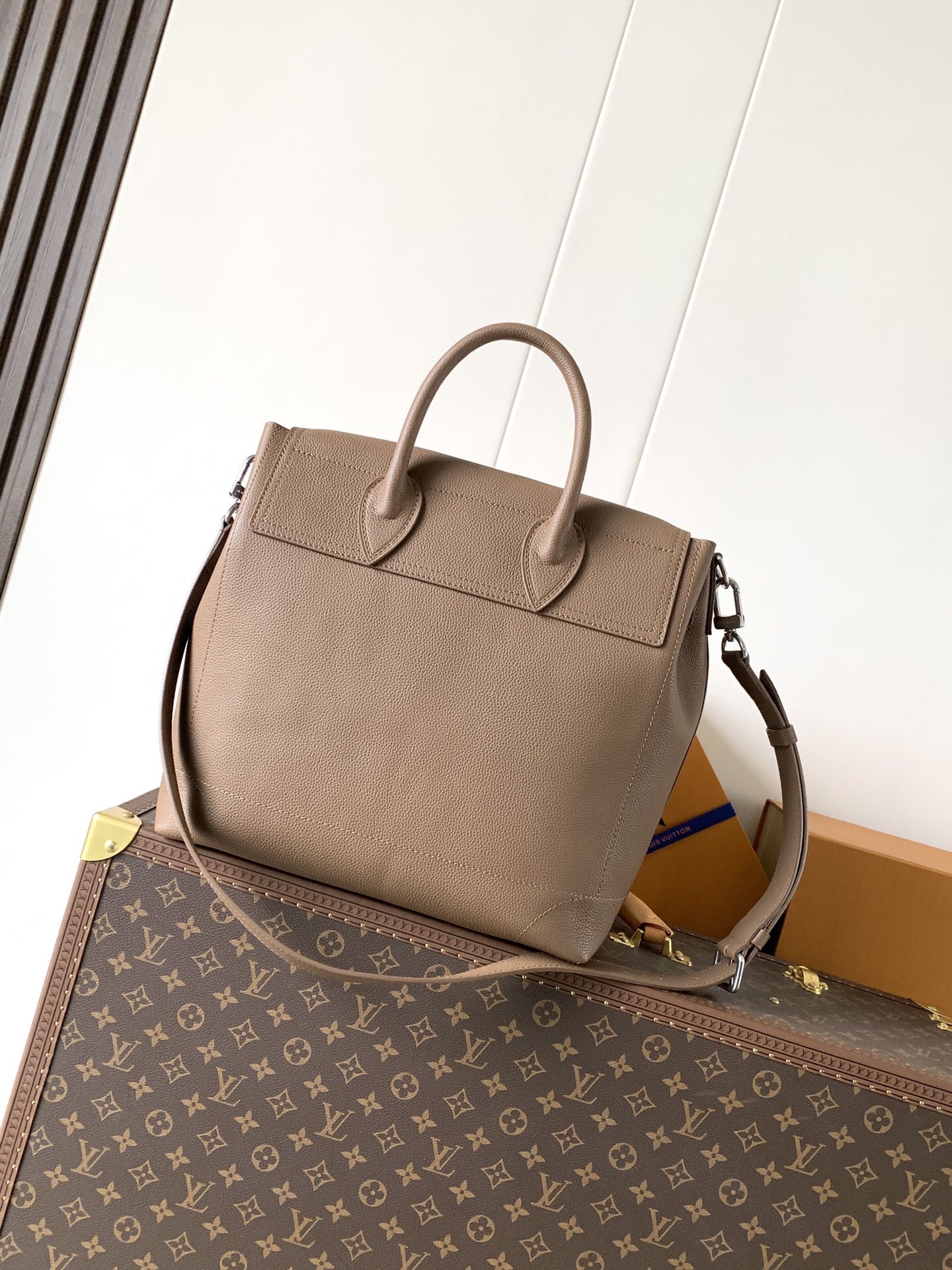 💰930 M26758 顶级原单163c变码芯片
本款 Steamer 30 手袋以 LV Touch 牛皮革焕新演绎风行百年的经典 Steamer 手袋。粒面皮革与绒面皮革分饰两面。绒面皮革前袋含蓄点缀 V 字缝线，便利 V 形钩扣融入 Monogram 花卉。肩带设计提供斜跨与手提选择。
33 x 14 x 32 厘米 
P009093