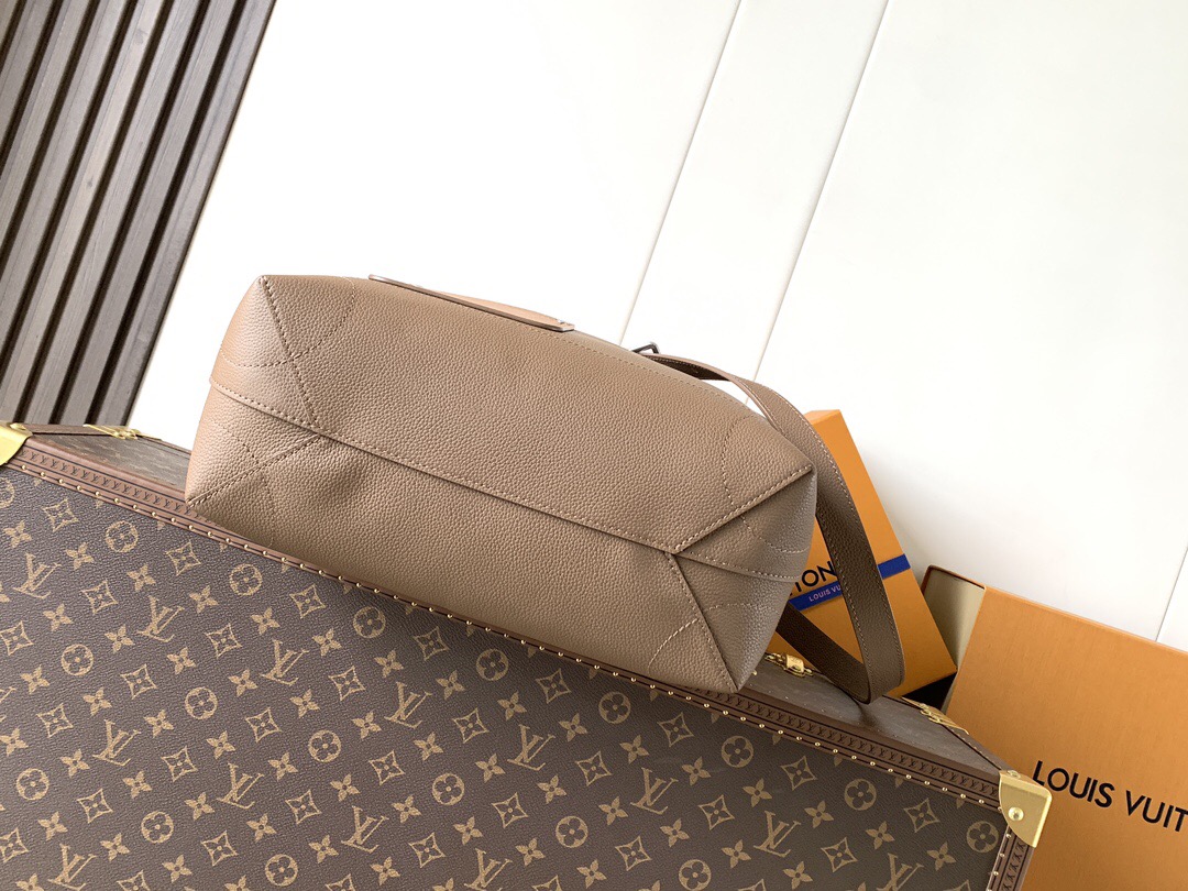 💰930 M26758 顶级原单163c变码芯片
本款 Steamer 30 手袋以 LV Touch 牛皮革焕新演绎风行百年的经典 Steamer 手袋。粒面皮革与绒面皮革分饰两面。绒面皮革前袋含蓄点缀 V 字缝线，便利 V 形钩扣融入 Monogram 花卉。肩带设计提供斜跨与手提选择。
33 x 14 x 32 厘米 
P009093