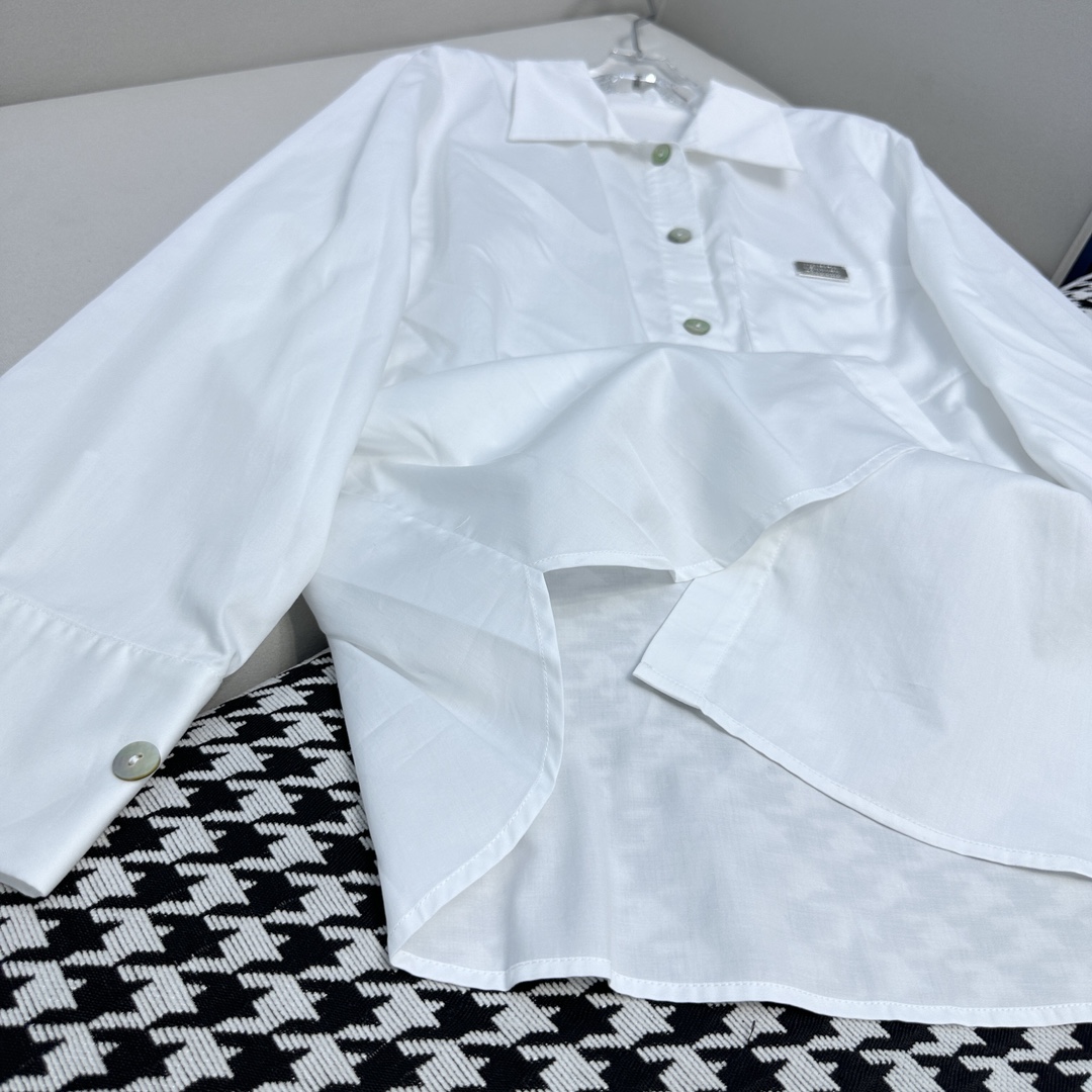 MadisonMargiel*2024新款系列翻领长袖衬衫短裤套装经典翻领设计宽松版型面料是那种薄薄软软