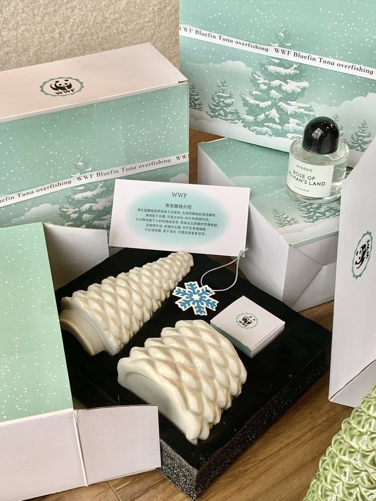 This Christmas gift set is truly delightful. The scented candle, in part - Comprehensive 4
