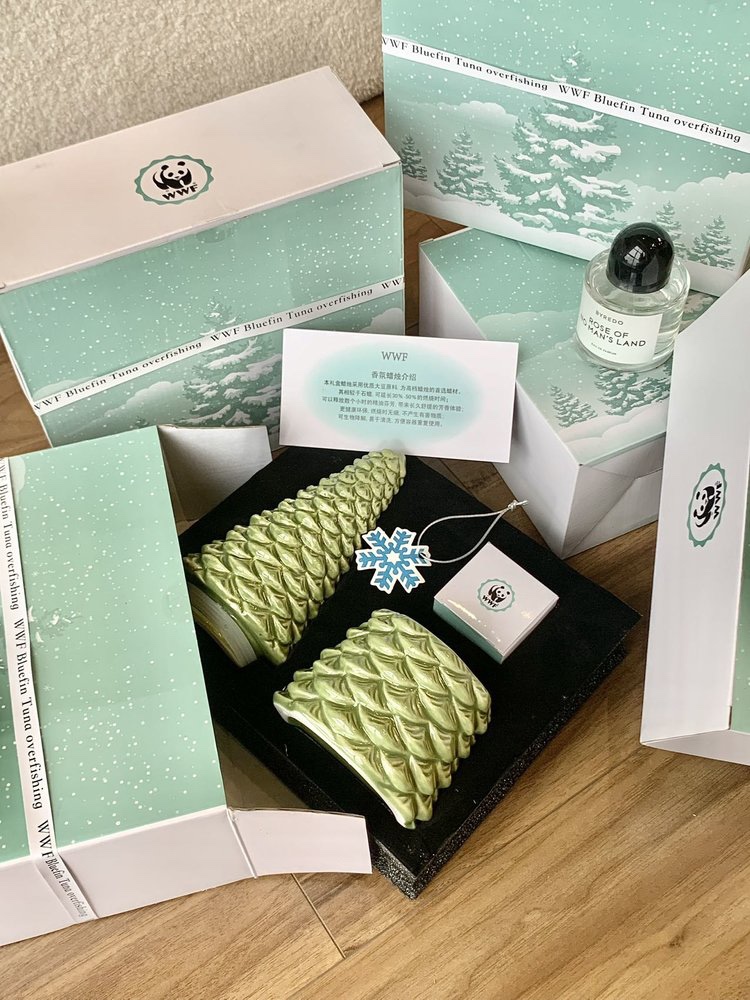 This Christmas gift set is truly delightful. The scented candle, in part - Comprehensive 2