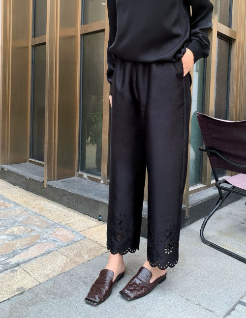 Elegant Silk-Wool Cropped Wide-Leg Pants with Floral Embroidery - Comfortable Fit 1 Elegant Silk-Wool Cropped Wide-Leg Pants with Floral Embroidery - Comfortable Fit