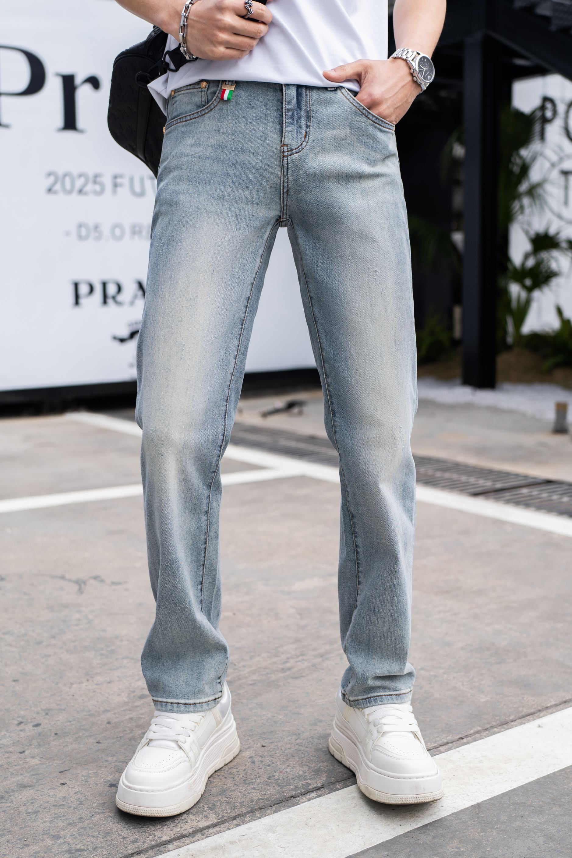 NO:122609,Versace 2025ss Spring and Summer New Men's Jeans Selected Imported Denim Denim Fabric Heavy Industry Environmentally friendly Washing Soft Handle and Wear Resistance Small Straight Slim and Slim, Perfect Details, Selected High Quality of Hardware and Auxiliary Materials, Fine Workmanship, Absolutely Extraordinary Products, Number of Codes 28-38, Shipping the next day, Versace, Jeans, Alexander Wang19860909范思哲 2025ss春夏新款男士牛仔裤 精选进口丹宁牛仔面料 重工环保洗水 手感柔和 兼备耐磨性 版型小直筒 微弹力显瘦修身,细节完美,五金辅料精选高等品质,做工精细,绝非凡品,码数28-38,隔天出货,,versace,jeans,alexander wang,Men's clothing