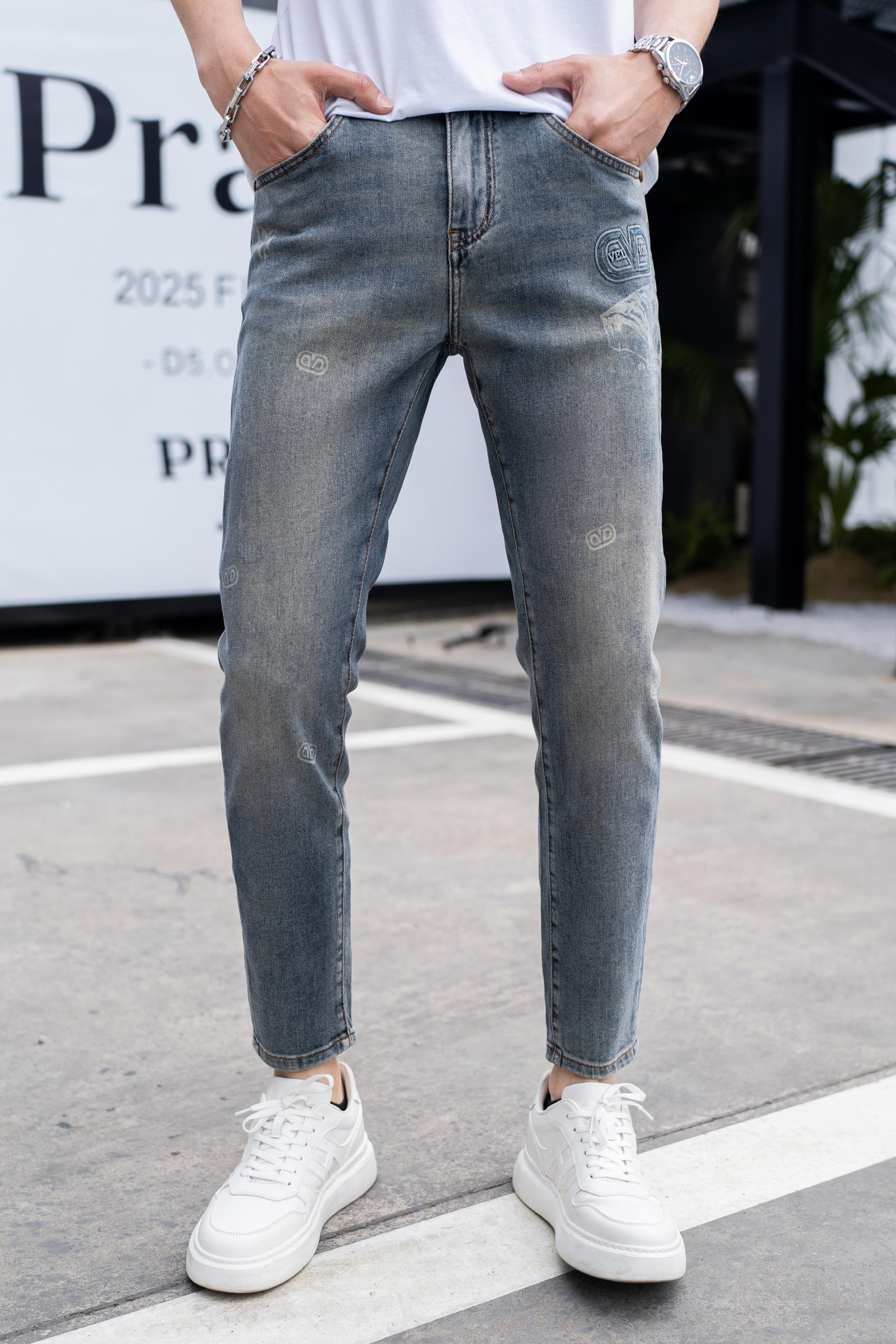 NO:122608,Valentino 2025ss Spring and Summer New Men's Jeans Selected Imported Tanning Denim Fabric Heavy Industry Environmentally friendly Washing Soft Handle and Wear Resistance Small Straight Slim and Slim, Perfect Details, Selected High Quality of Hardware and Auxiliary Materials, Fine Workmanship, Absolutely Extraordinary Products, Number of 28-38, Shipping the next day, Valentino, Jeans, Alexander Wang19860909华伦天奴 2025ss春夏新款男士牛仔裤 精选进口丹宁牛仔面料 重工环保洗水 手感柔和 兼备耐磨性 版型小直筒 微弹力显瘦修身,细节完美,五金辅料精选高等品质,做工精细,绝非凡品,码数28-38,隔天出货,,valentino,jeans,alexander wang,Men's clothing