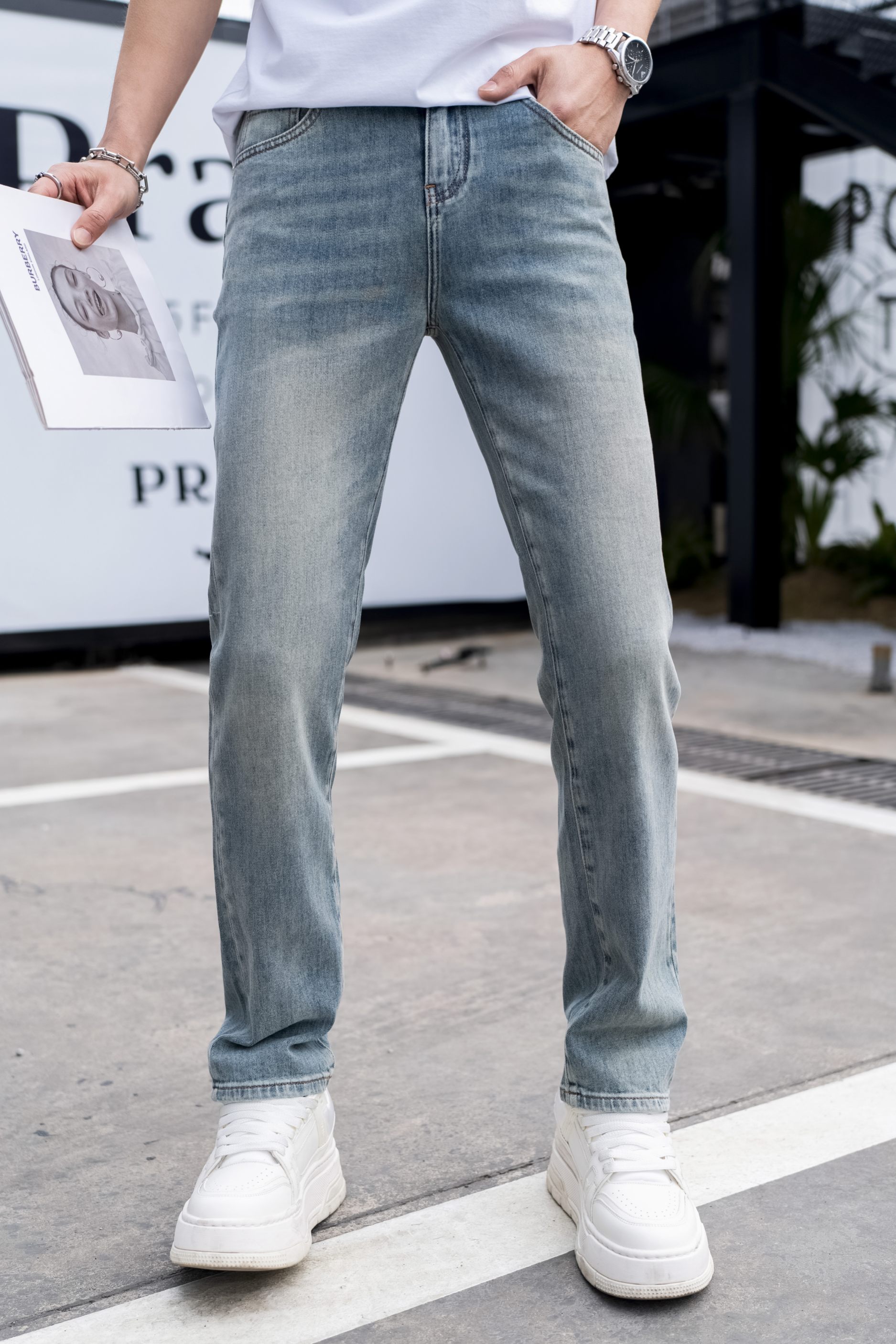 NO:122595,Miu Miu 2025ss Spring and Summer New Men's Jeans Selected Imported Tanning Denim Fabric Heavy Industry Environmentally friendly Washing Soft Handle and Wear Resistance Small Straight Slim and Slim, Perfect Details, Selected High Quality of Hardware and Auxiliary Materials, Fine Workmanship, Absolutely Extraordinary Products, Number of 28-38, Shipping the next day, Miumiu, Jeans, Alexander Wang19860909Miu Miu 2025ss春夏新款男士牛仔裤 精选进口丹宁牛仔面料 重工环保洗水 手感柔和 兼备耐磨性 版型小直筒 微弹力显瘦修身,细节完美,五金辅料精选高等品质,做工精细,绝非凡品,码数28-38,隔天出货,,miumiu,jeans,alexander wang,Men's clothing