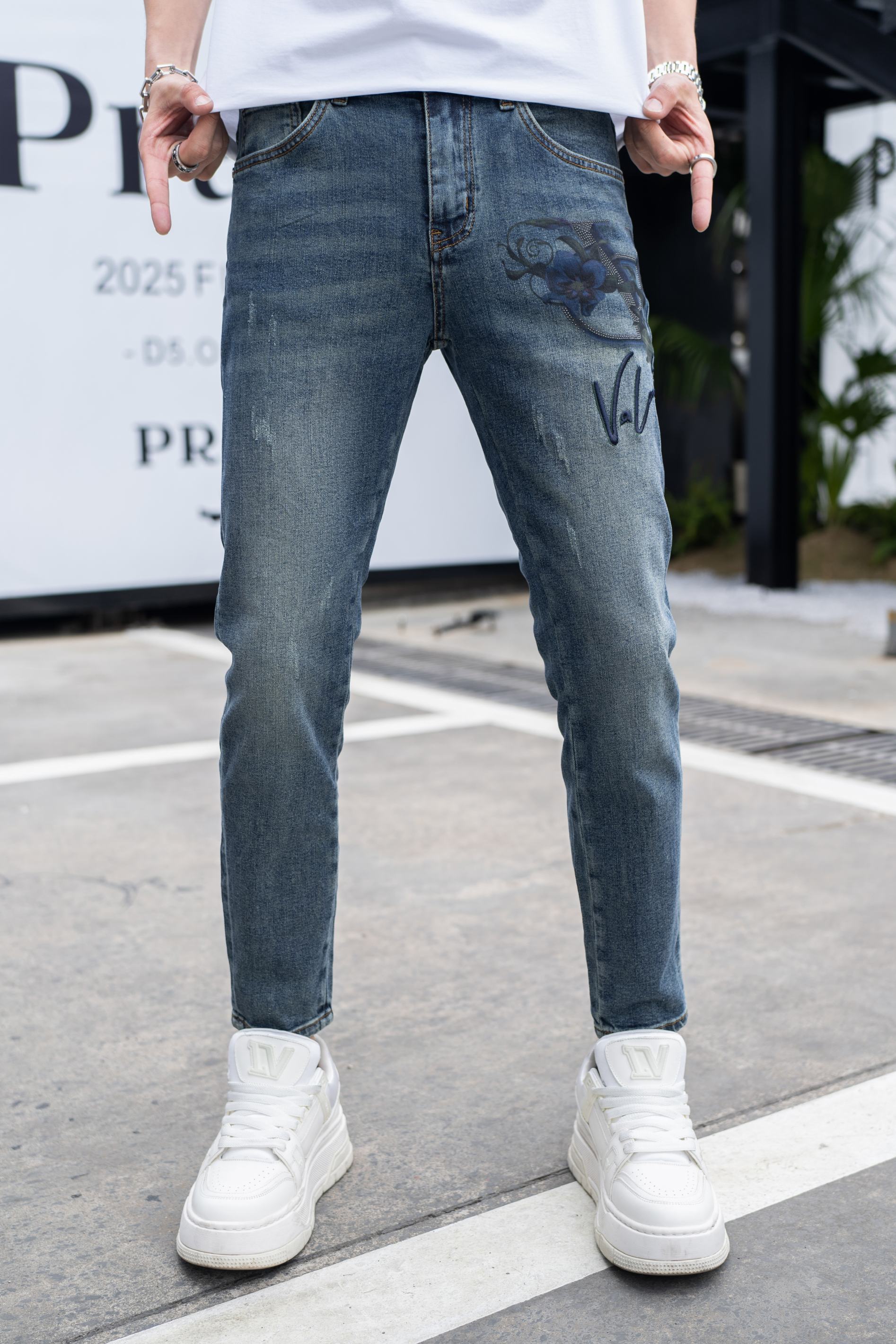 NO:122596,Valentino 2025ss Spring and Summer New Men's Jeans Selected Imported Tanning Denim Fabric Heavy Industry Environmentally friendly Washing Soft Handle and Wear Resistance Small Straight Slim and Slim, Perfect Details, Selected High Quality of Hardware and Auxiliary Materials, Fine Workmanship, Absolutely Extraordinary Products, Number of 28-38, Shipping the next day, Valentino, Jeans, Alexander Wang19860909华伦天奴 2025ss春夏新款男士牛仔裤 精选进口丹宁牛仔面料 重工环保洗水 手感柔和 兼备耐磨性 版型小直筒 微弹力显瘦修身,细节完美,五金辅料精选高等品质,做工精细,绝非凡品,码数28-38,隔天出货,,valentino,jeans,alexander wang,Men's clothing