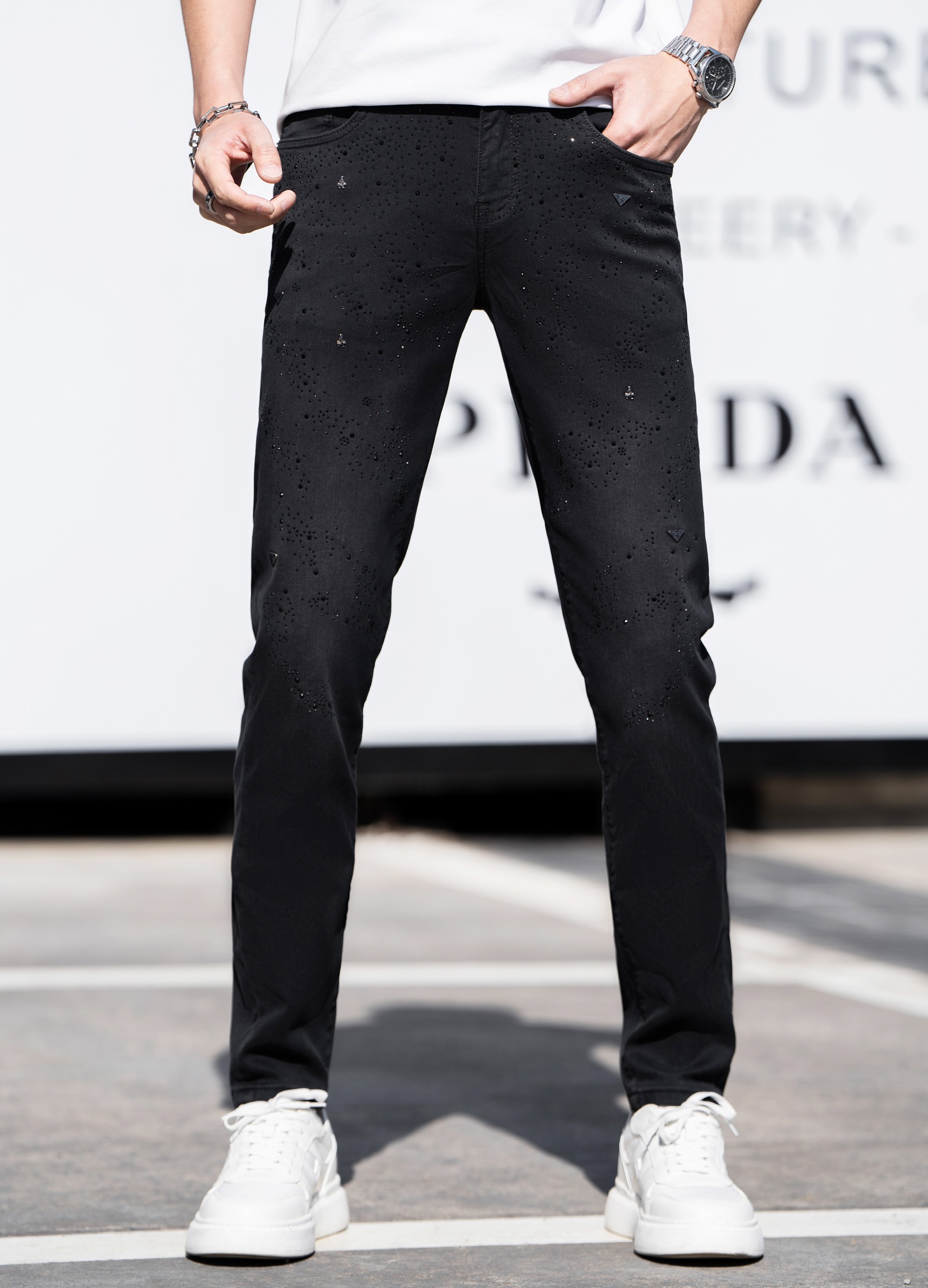 NO:122580,Prada 2025ss Spring and Summer New Men's Jeans Selected Imported Tanning Denim Fabric Heavy Industry Environmentally friendly Washing Soft Handle and Wear Resistance Small Straight Slim and Slim, Perfect Details, Selected High Quality of Hardware and Auxiliary Materials, Fine Workmanship, Absolutely Extraordinary Products, Number of 28-38, Shipping the next day, Prada, Jeans, Alexander Wang19860909普拉达 2025ss春夏新款男士牛仔裤 精选进口丹宁牛仔面料 重工环保洗水 手感柔和 兼备耐磨性 版型小直筒 微弹力显瘦修身,细节完美,五金辅料精选高等品质,做工精细,绝非凡品,码数28-38,隔天出货,,prada,jeans,alexander wang,Men's clothing