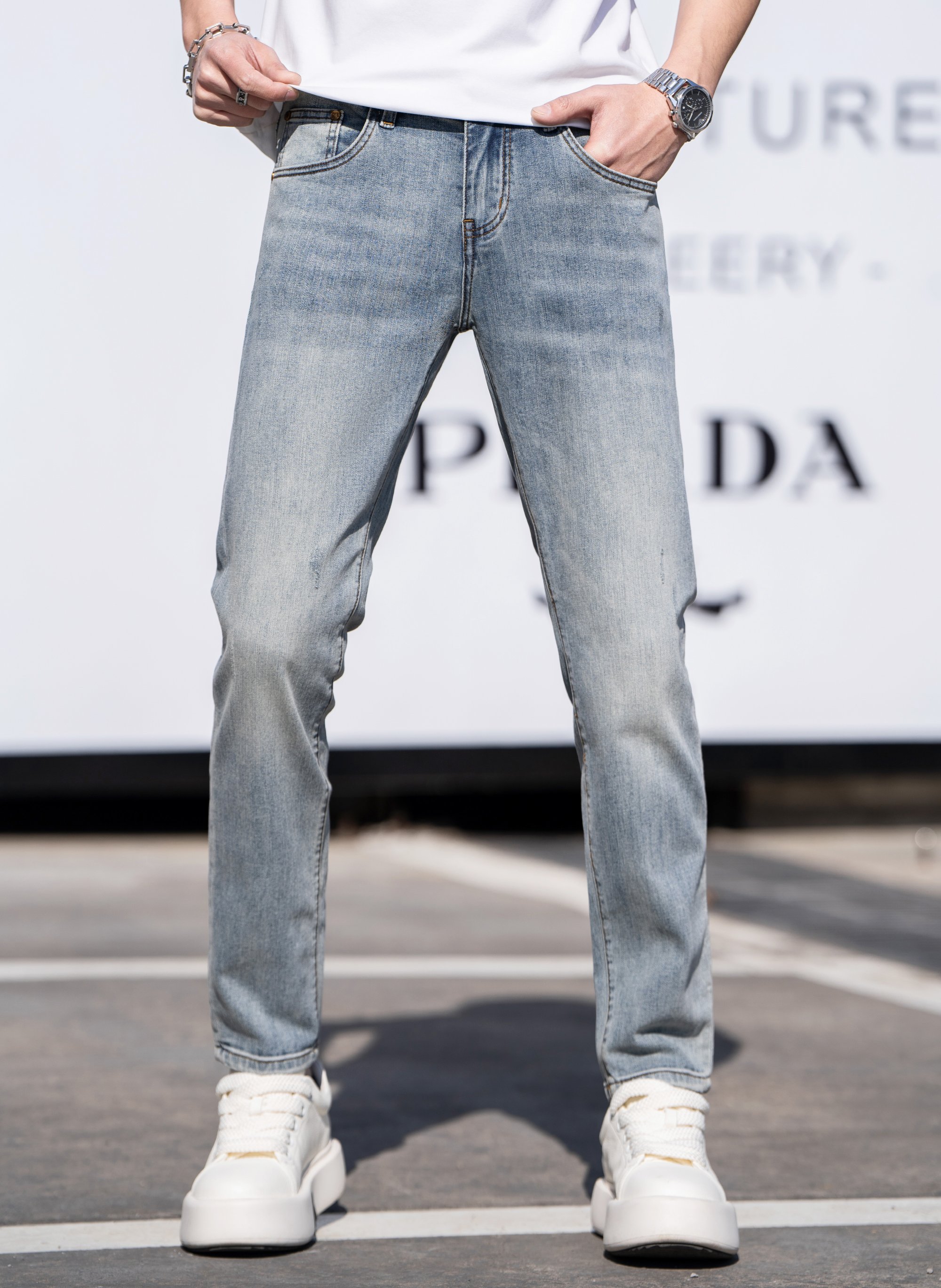 NO:122573,Burberry 2025ss Spring and Summer New Men's Jeans Selected Imported Tanning Denim Fabric Heavy Industry Environmentally friendly Washing Soft Handle and Wear Resistance Small Straight Slim and Slim, Perfect Details, Selected High Quality of Hardware and Auxiliary Materials, Fine Workmanship, Absolutely Extraordinary Products, Number of 28-38, Shipping the next day, Burberry, Jeans, Alexander Wang19860909巴宝莉 2025ss春夏新款男士牛仔裤 精选进口丹宁牛仔面料 重工环保洗水 手感柔和 兼备耐磨性 版型小直筒 微弹力显瘦修身,细节完美,五金辅料精选高等品质,做工精细,绝非凡品,码数28-38,隔天出货,,burberry,jeans,alexander wang,Men's clothing