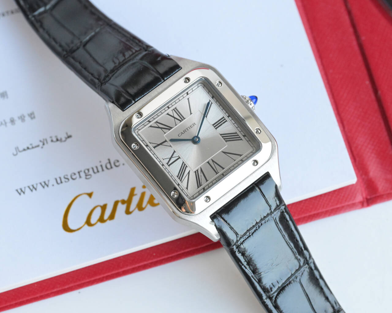NO:552907,The latest version of the Taiwan factory, Cartier Dumont Santos XL thin manual mechanical watch, has a diameter of 46.6×33.9mm and a thickness of 8.5mm. The belt counter has a synchronous aluminum-magnesium alloy solid top-grain belt. The original synchronous version improves the problems of the old solid top-grain belt being easy to peel and uneven stress. The original version is molded in 11, and the original one is replaced.,,cartier19860909台湾厂 最新版本 卡地亚杜蒙山度士加大号薄款手动机械表 表径46.6×33.9mm,厚度8.5mm皮带专柜同步铝镁合金实心头粒皮带.同步原装改进了老款实心头粒皮带容易脱皮和受力不均的问题.原版11起模,原装平替.,,cartier,Watch