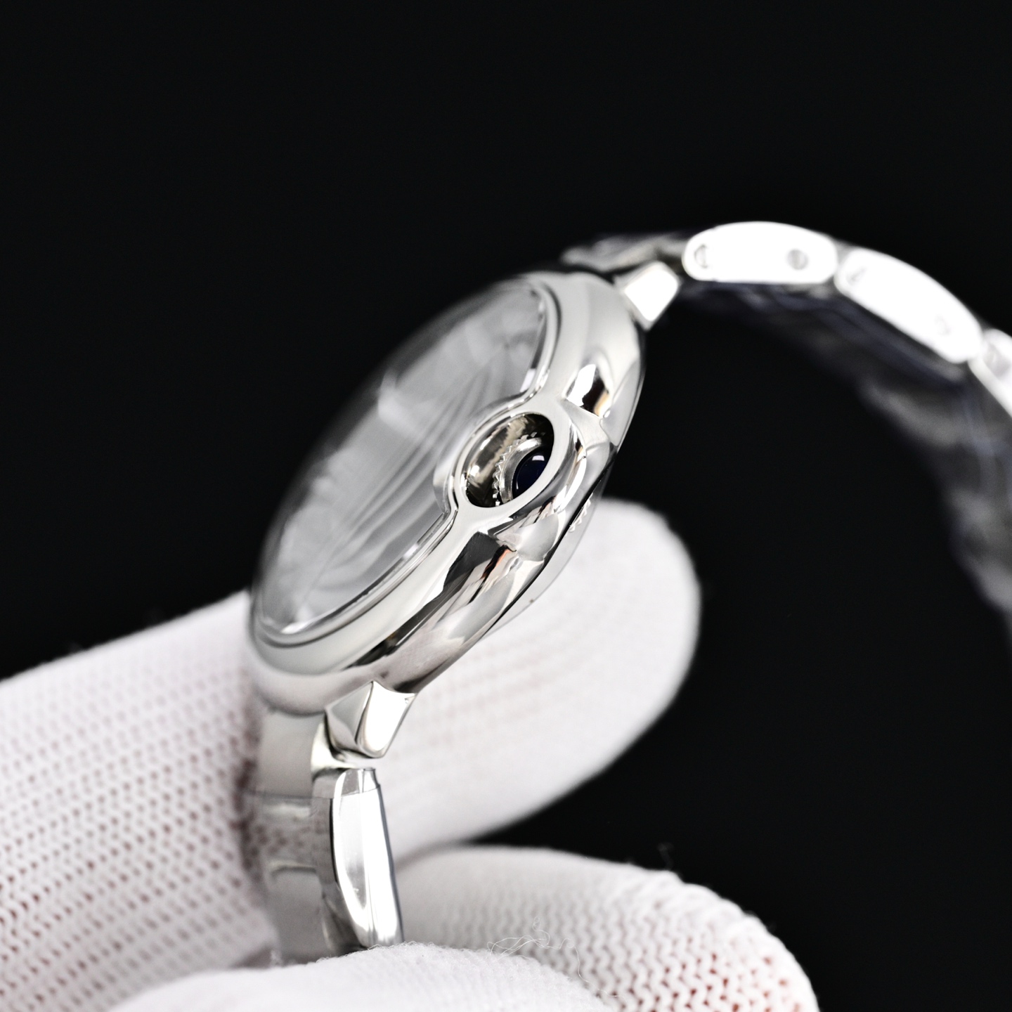 Cartier 蓝气球28 33 36日本石英认准底盖码745565xx3489 这个系列的腕表在卡地亚制表业中以风格细腻