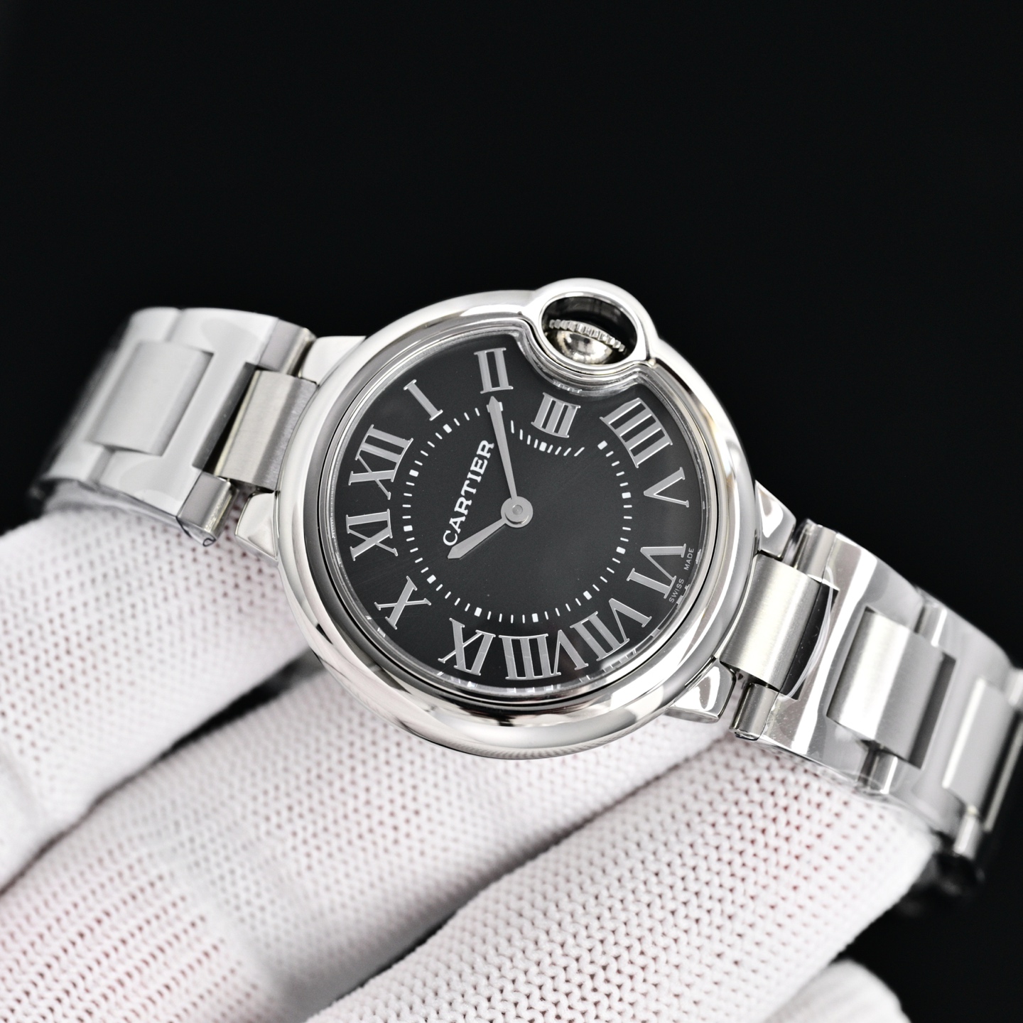Cartier 蓝气球28 33 36日本石英认准底盖码745565xx3489 这个系列的腕表在卡地亚制表业中以风格细腻