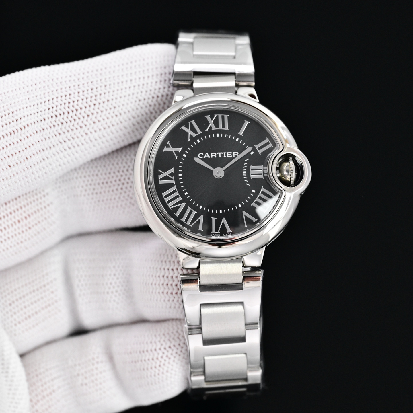 Cartier 蓝气球28 33 36日本石英认准底盖码745565xx3489 这个系列的腕表在卡地亚制表业中以风格细腻