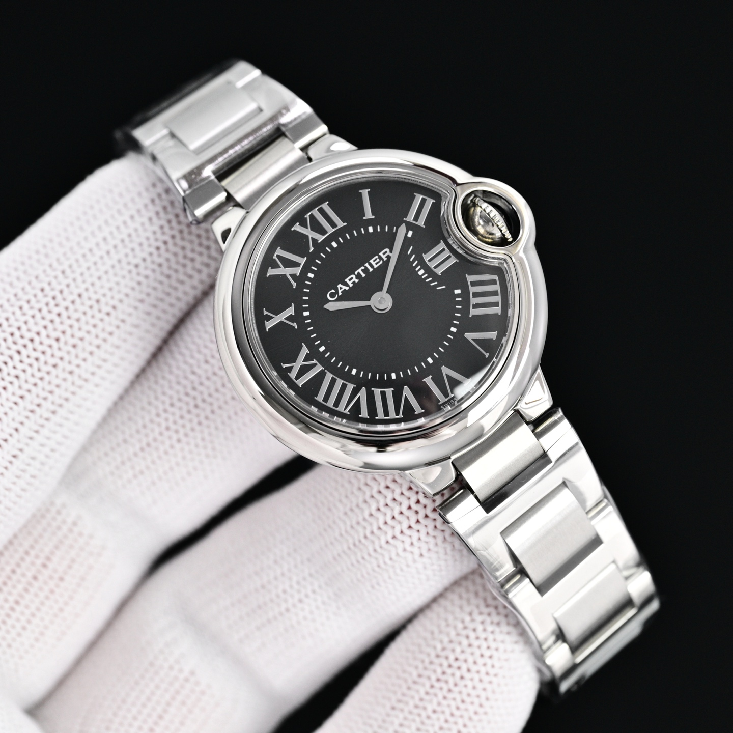 Cartier 蓝气球28 33 36日本石英认准底盖码745565xx3489 这个系列的腕表在卡地亚制表业中以风格细腻