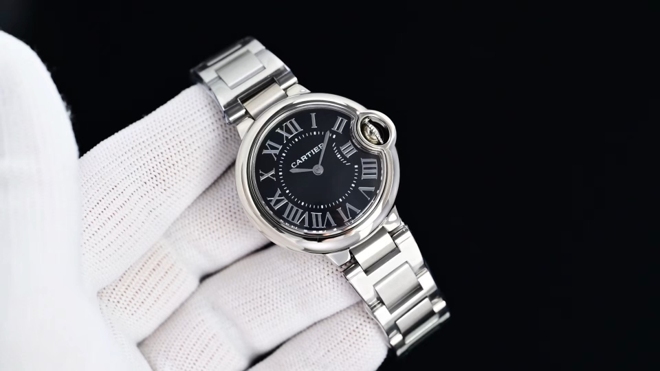 Cartier 蓝气球28 33 36日本石英认准底盖码745565xx3489 这个系列的腕表在卡地亚制表业中以风格细腻