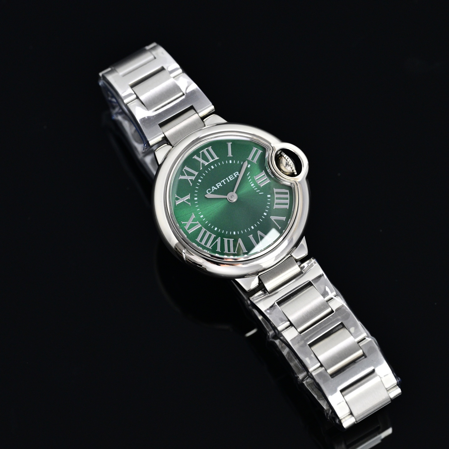 Cartier 蓝气球28 33 36日本石英认准底盖码745565xx3489 这个系列的腕表在卡地亚制表业中以风格细腻