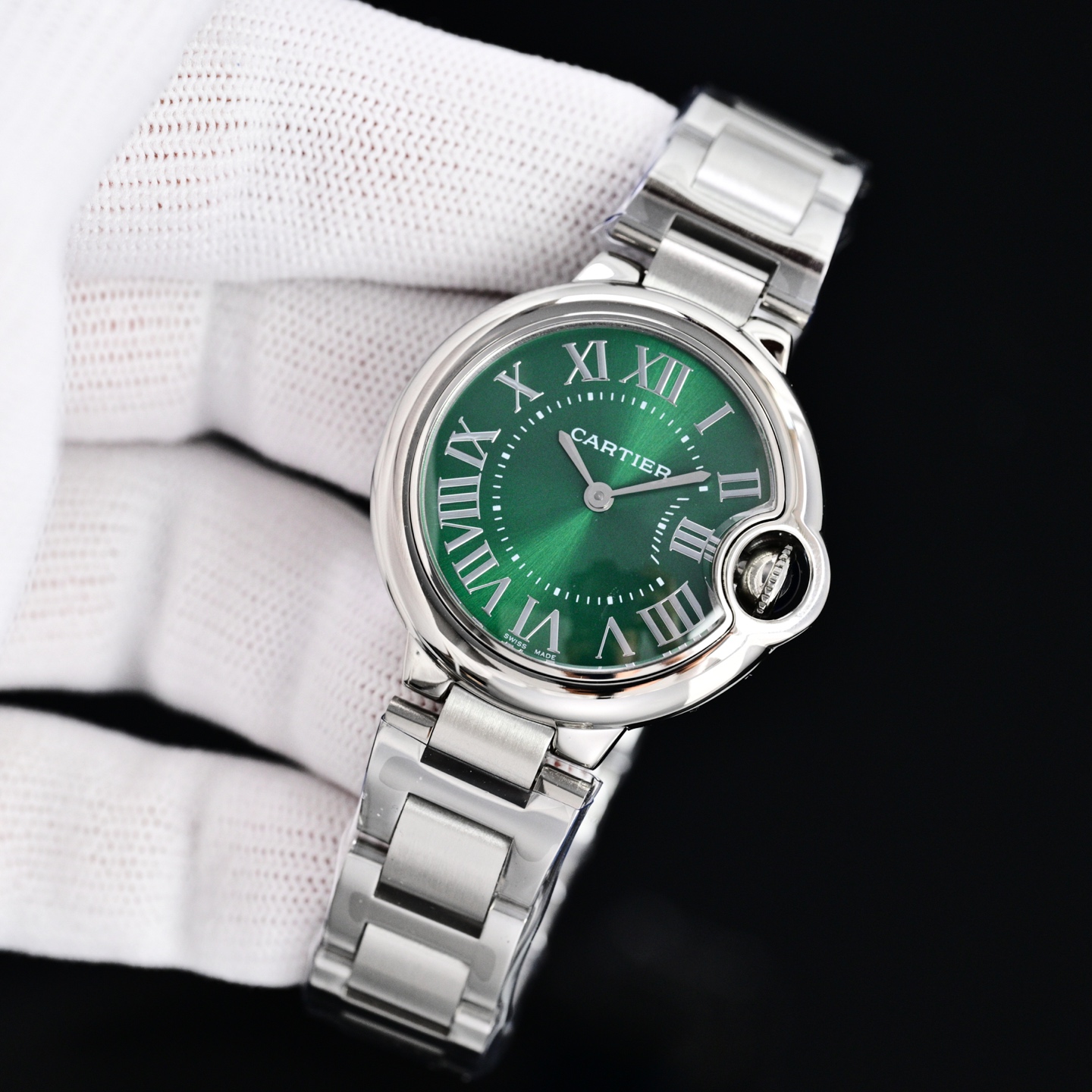 Cartier 蓝气球28 33 36日本石英认准底盖码745565xx3489 这个系列的腕表在卡地亚制表业中以风格细腻