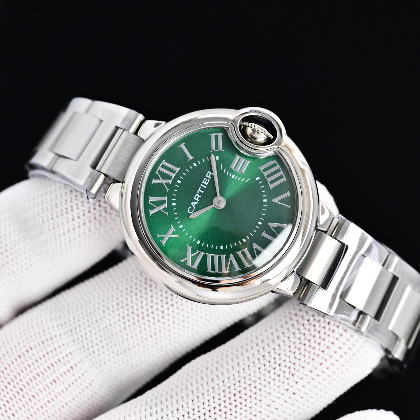 Cartier 蓝气球28 33 36日本石英认准底盖码745565xx3489 这个系列的腕表在卡地亚制表业中以风格细腻