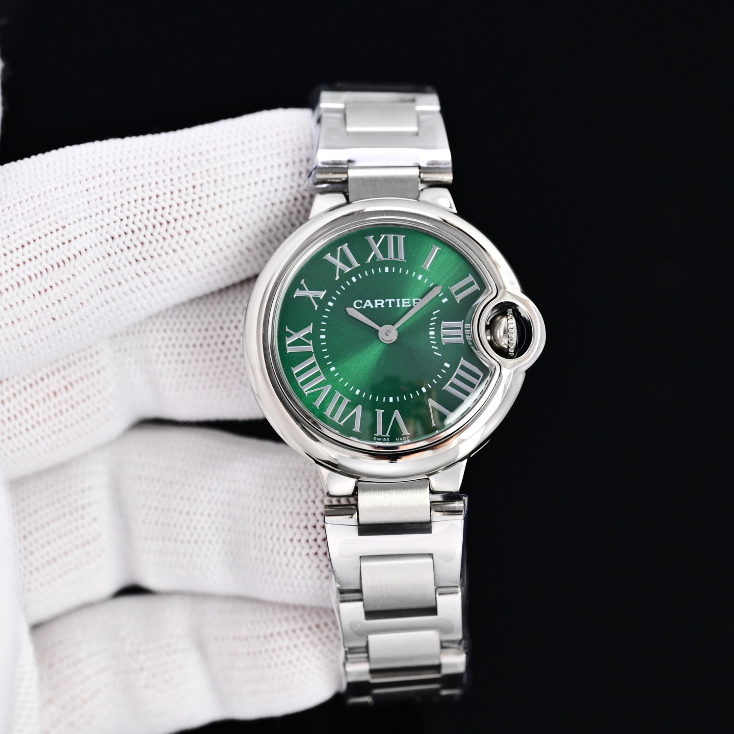 Cartier 蓝气球28 33 36日本石英认准底盖码745565xx3489 这个系列的腕表在卡地亚制表业中以风格细腻