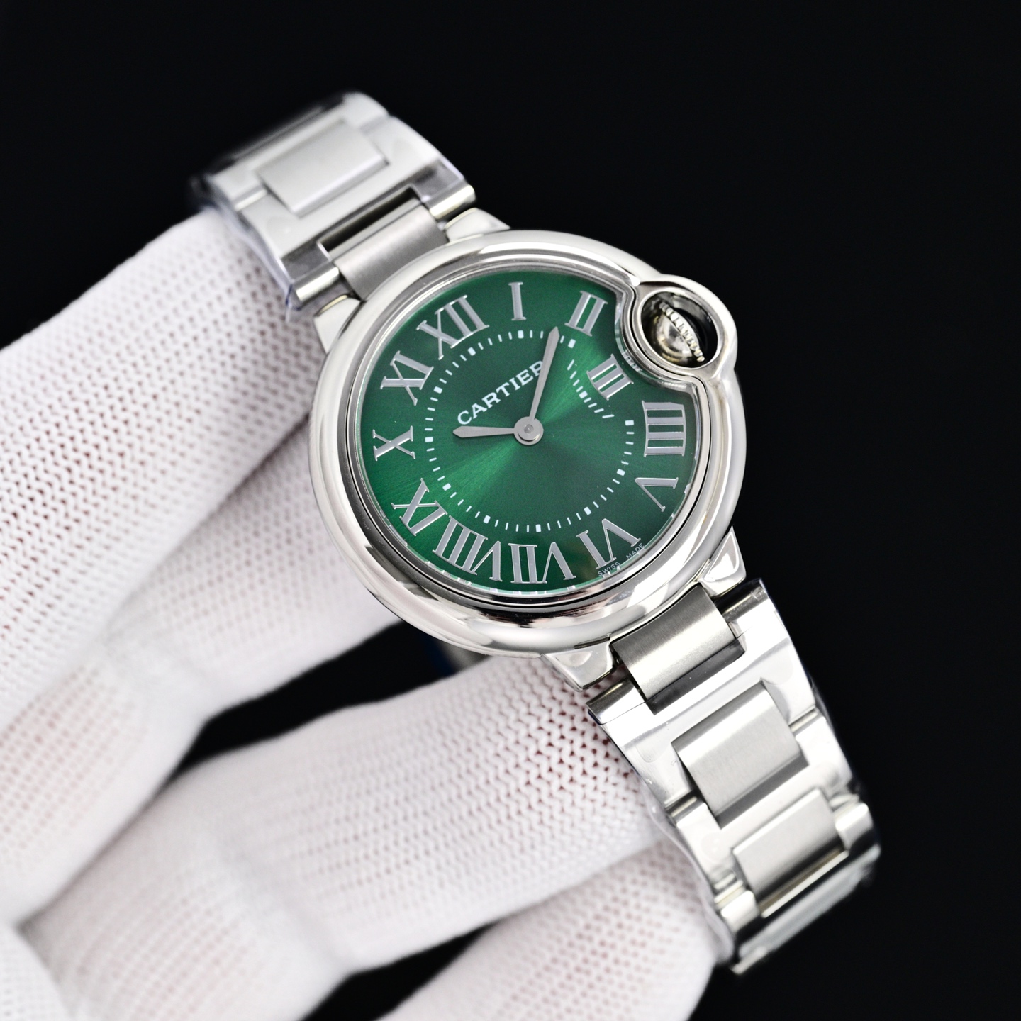 Cartier 蓝气球28 33 36日本石英认准底盖码745565xx3489 这个系列的腕表在卡地亚制表业中以风格细腻