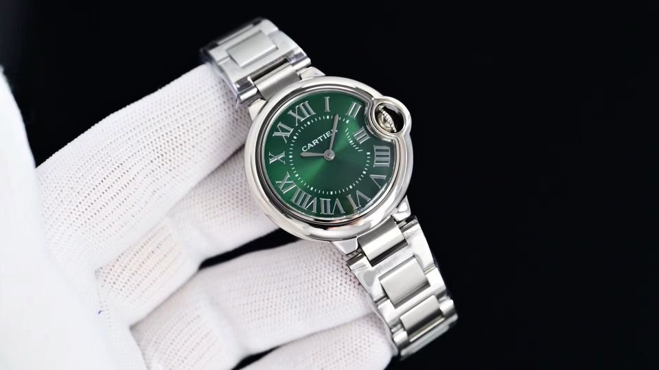 Cartier 蓝气球28 33 36日本石英认准底盖码745565xx3489 这个系列的腕表在卡地亚制表业中以风格细腻