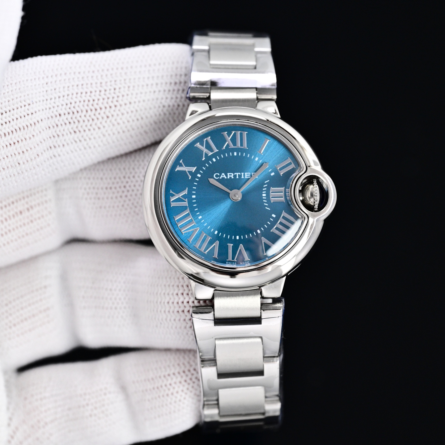 Cartier 蓝气球28 33 36日本石英认准底盖码745565xx3489 这个系列的腕表在卡地亚制表业中以风格细腻