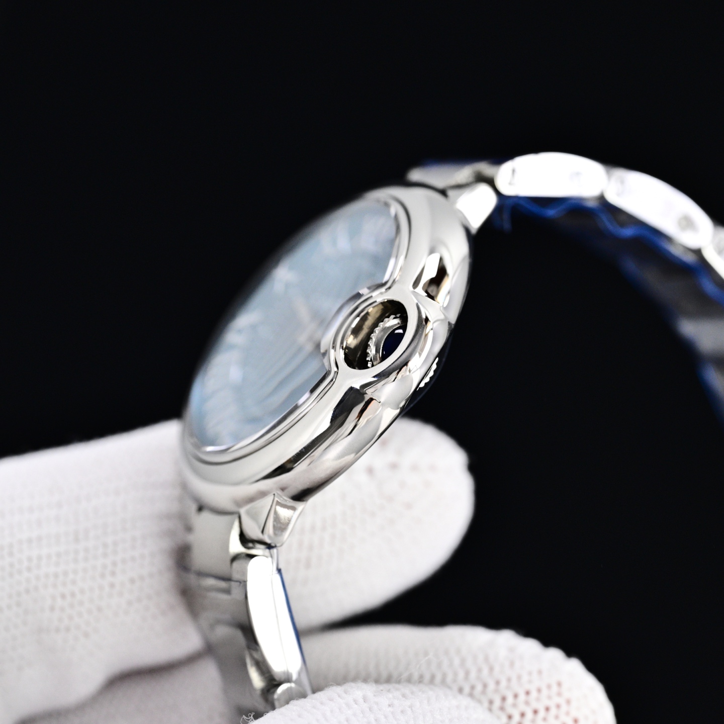 Cartier 蓝气球28 33 36日本石英认准底盖码745565xx3489 这个系列的腕表在卡地亚制表业中以风格细腻