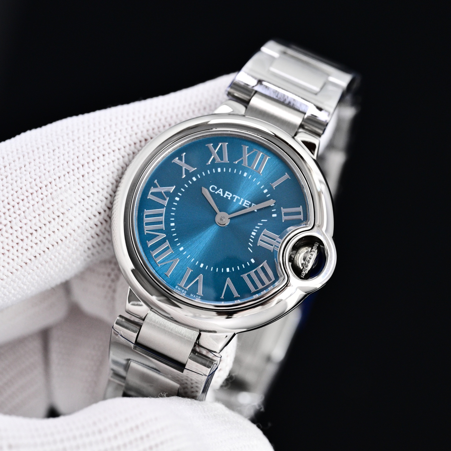 Cartier 蓝气球28 33 36日本石英认准底盖码745565xx3489 这个系列的腕表在卡地亚制表业中以风格细腻