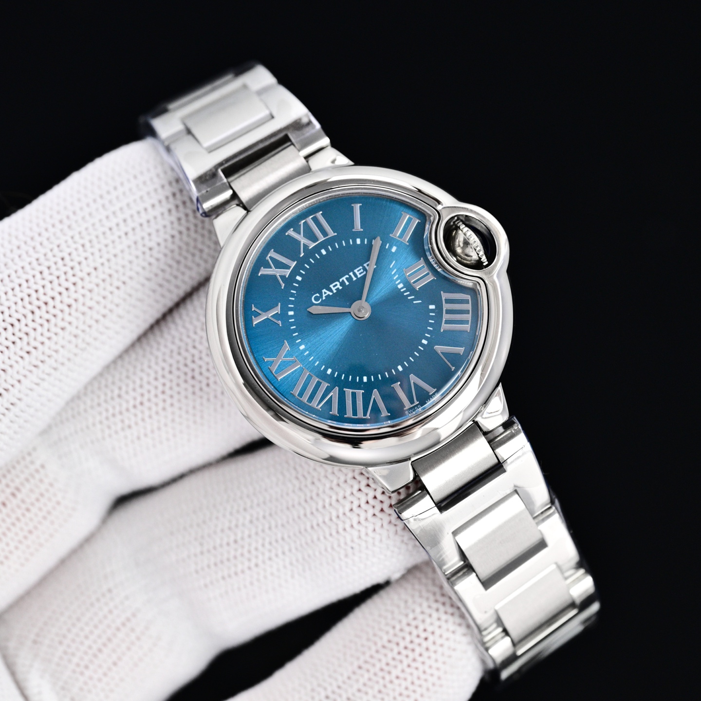 Cartier 蓝气球28 33 36日本石英认准底盖码745565xx3489 这个系列的腕表在卡地亚制表业中以风格细腻