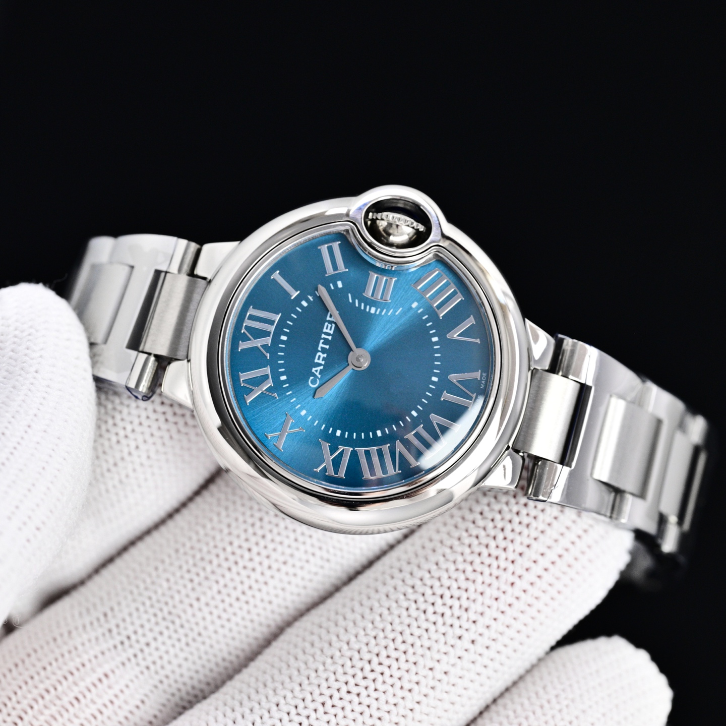 Cartier 蓝气球28 33 36日本石英认准底盖码745565xx3489 这个系列的腕表在卡地亚制表业中以风格细腻
