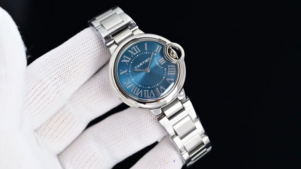 Cartier 蓝气球28 33 36日本石英认准底盖码745565xx3489 这个系列的腕表在卡地亚制表业中以风格细腻