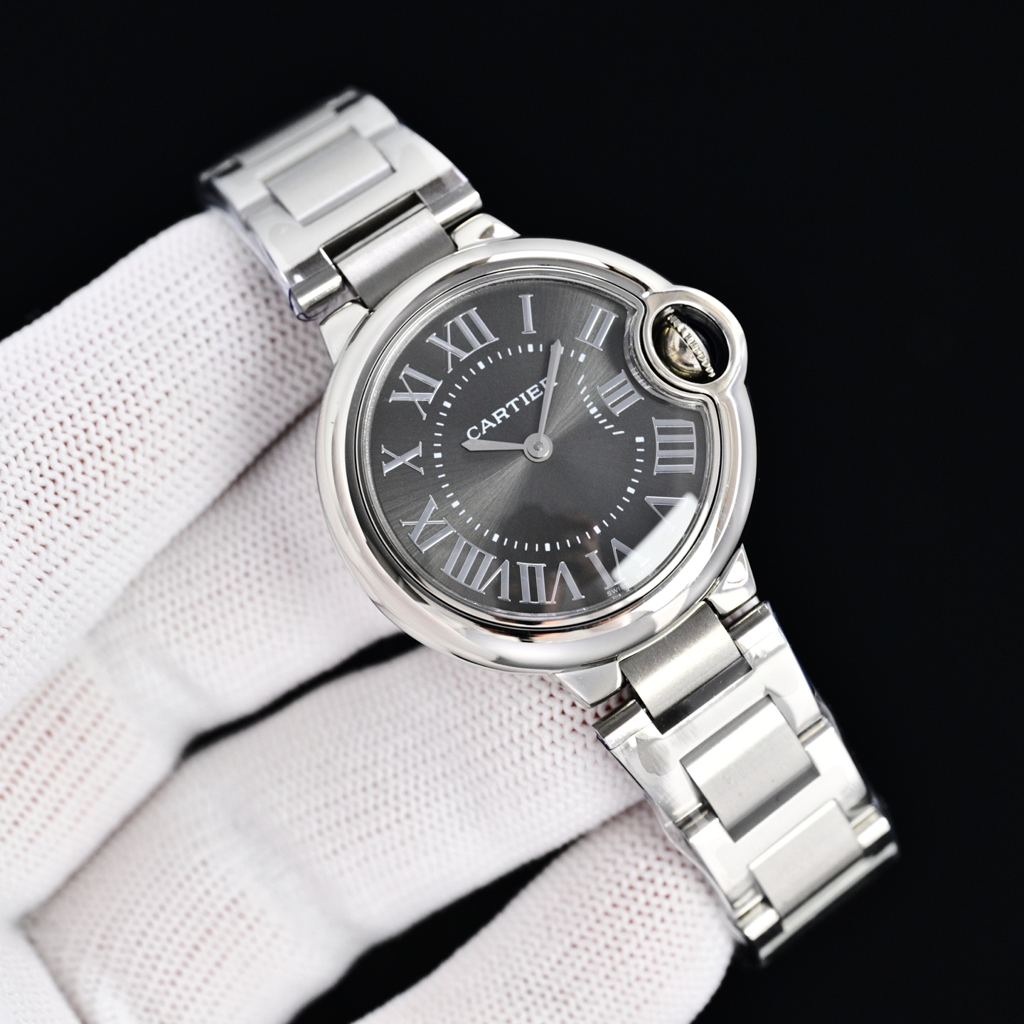 Cartier 蓝气球28 33 36日本石英认准底盖码745565xx3489 这个系列的腕表在卡地亚制表业中以风格细腻