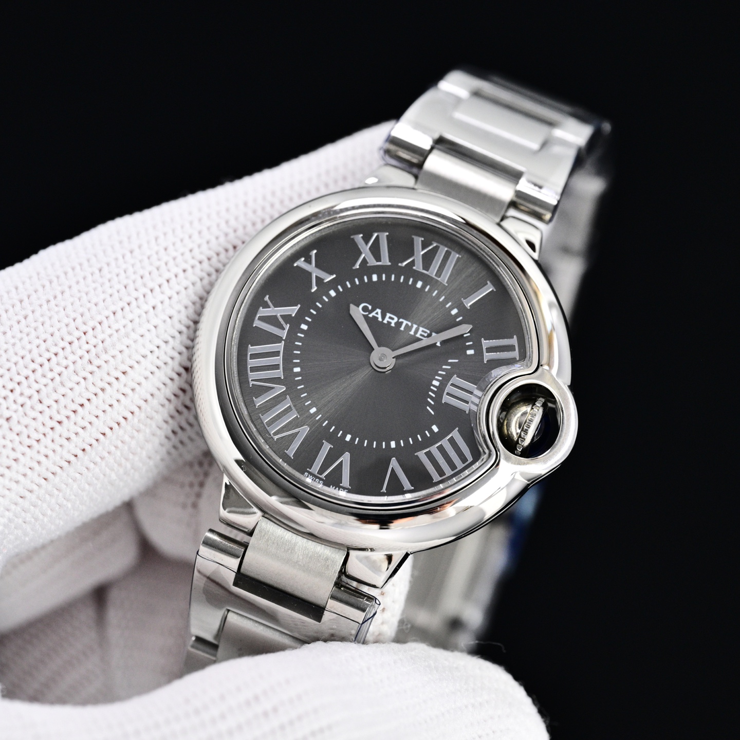 Cartier 蓝气球28 33 36日本石英认准底盖码745565xx3489 这个系列的腕表在卡地亚制表业中以风格细腻