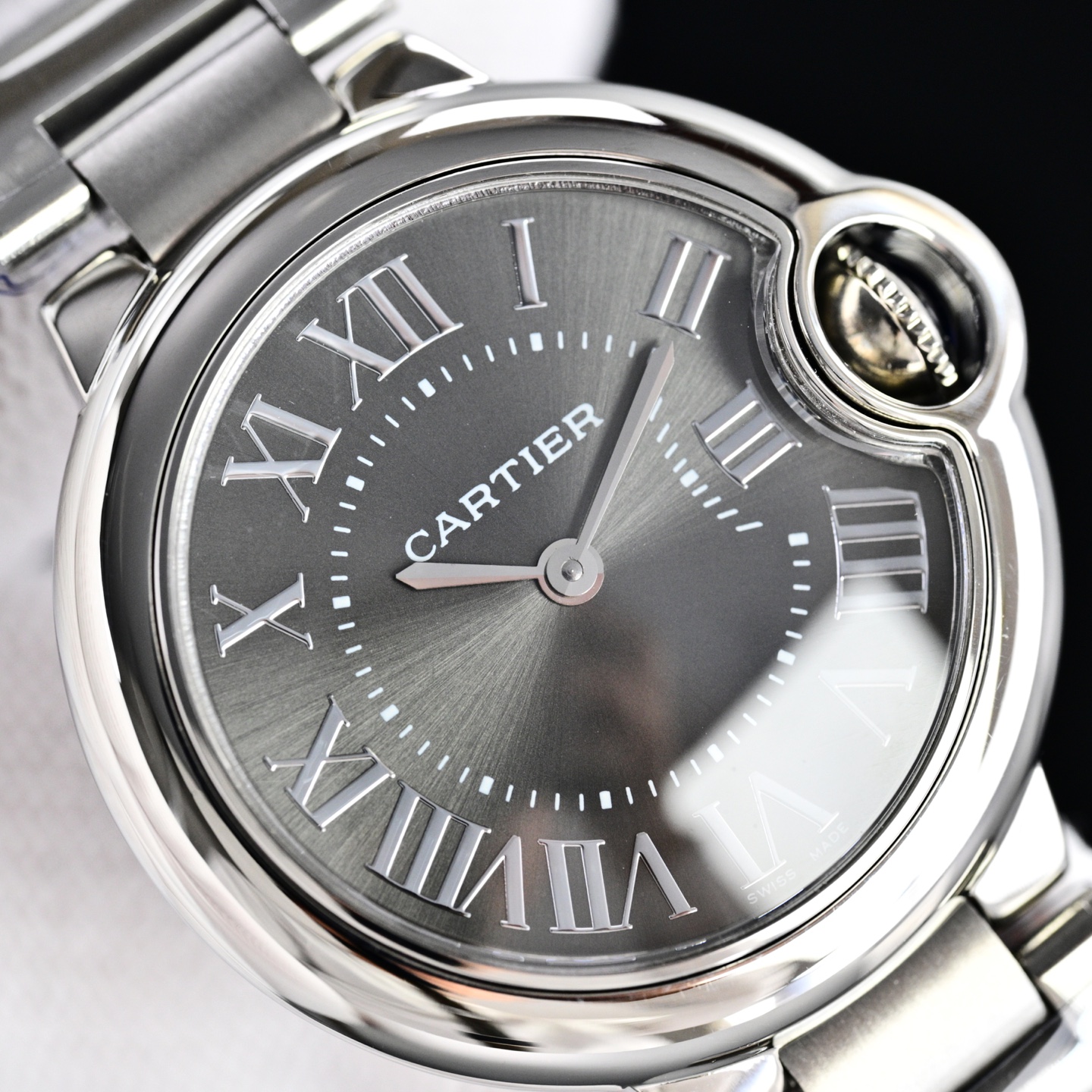Cartier 蓝气球28 33 36日本石英认准底盖码745565xx3489 这个系列的腕表在卡地亚制表业中以风格细腻