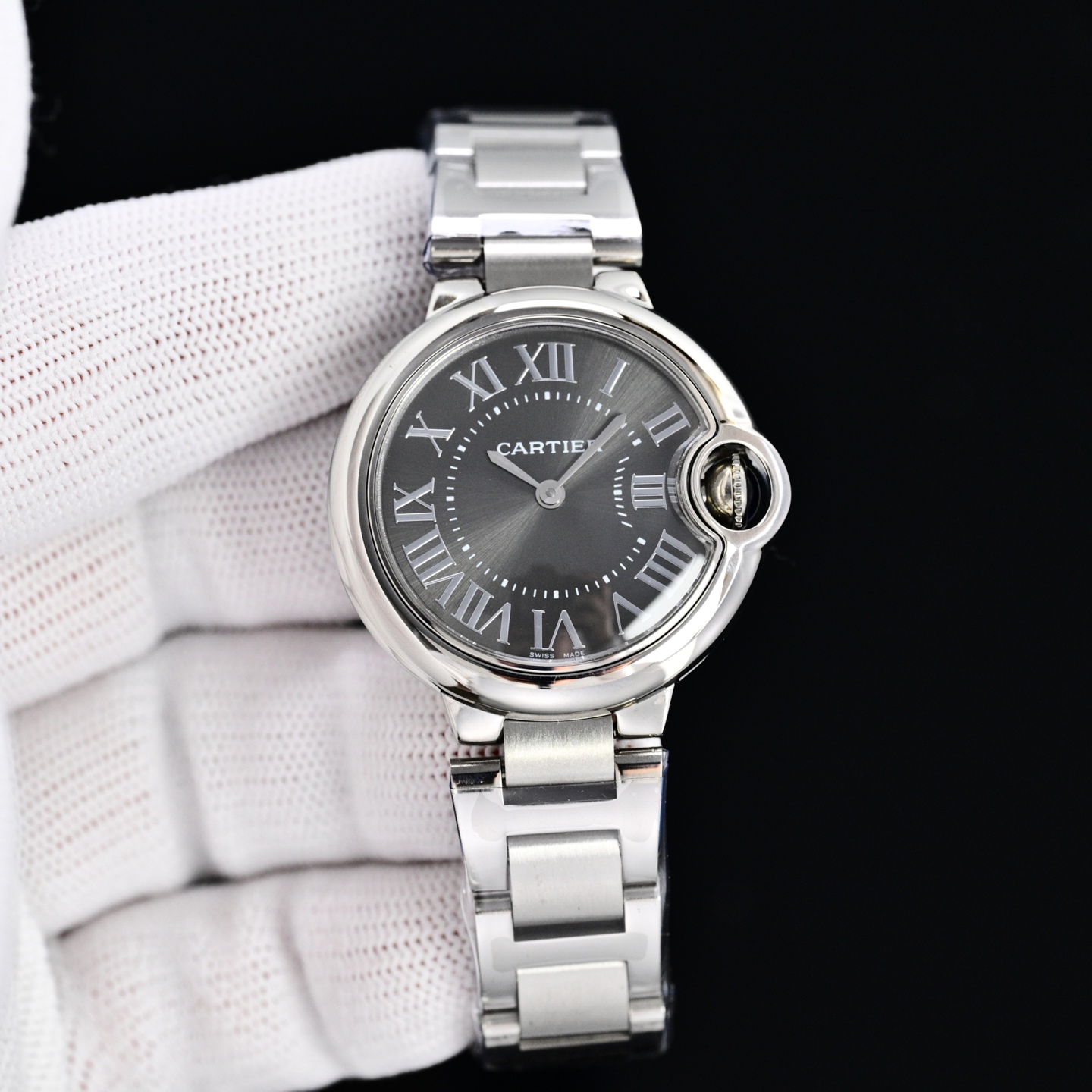 Cartier 蓝气球28 33 36日本石英认准底盖码745565xx3489 这个系列的腕表在卡地亚制表业中以风格细腻