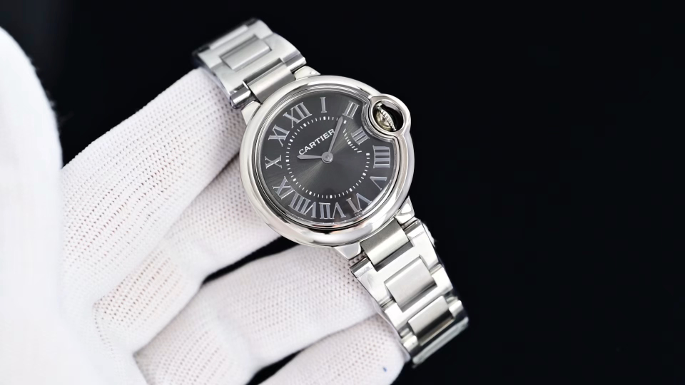 Cartier 蓝气球28 33 36日本石英认准底盖码745565xx3489 这个系列的腕表在卡地亚制表业中以风格细腻