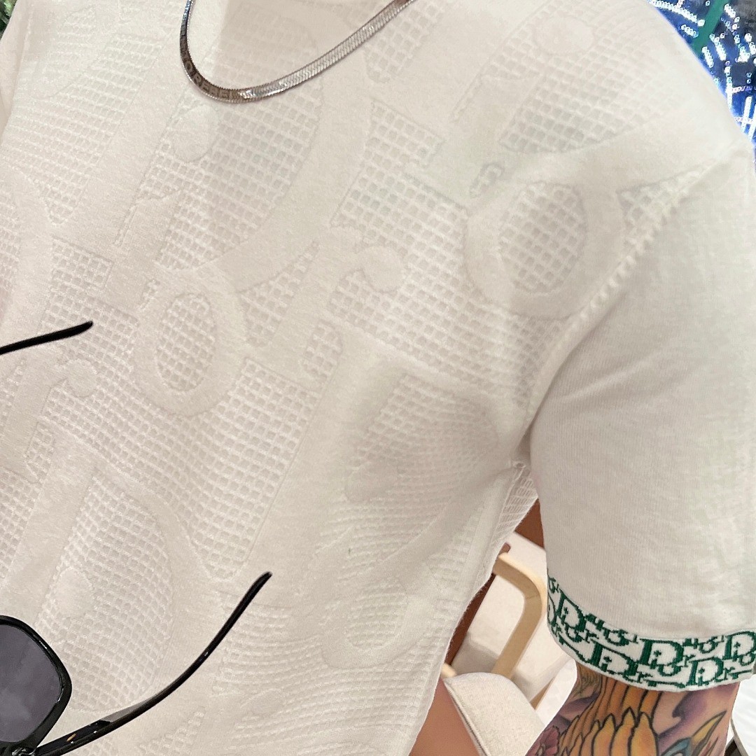 Dior迪奥2023ss早秋新款短袖毛衣精工细作舒适与透气性备受青睐独特色调巧妙运用时尚线条设计打破单色