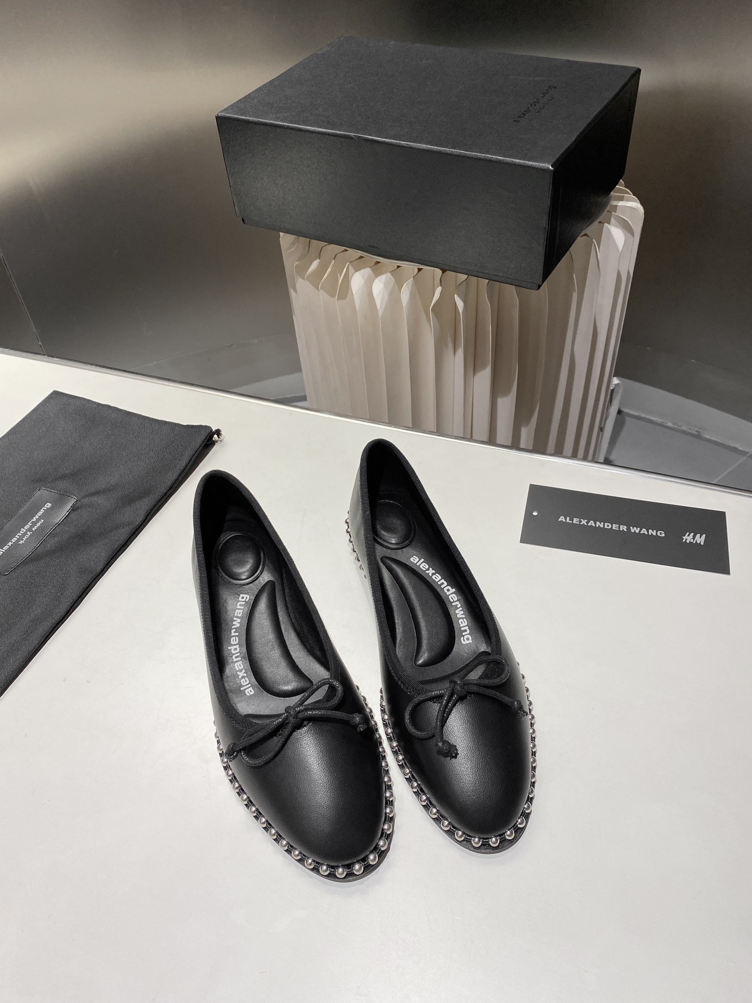 NO:236154,Bulk mesh, leather. King of the new style!  Alexander Wang high heels for women, luxury products for women, Alexande* Wang original 1:1 material, concave and convex and massage insoles with glue, logo, excellent match with the most trendy round head   high elastic injection molding material queen!  The comfortable feeling of lazy dancing shoes is really beautiful, the position just shows the seams of the feet, it is really sexy~ the letter logo design is very special!  The base is inlaid with copper beads and the original leather is easy to control!  Three colors of imported sheepskin, silk mesh cloth, (black, white, apricot) imported sheepskin footbed imported sheepskin heel height 1cm, original sole imported Italian dyed leather outsole size 35-39 (34,40,41,42, can be customized), single shoes, alexander wang, high heels, sheepskin, Leather soles19860909批网面,皮面.大王 新款！Alexander Wang亚历山大王高跟鞋女士奢侈品Alexande* Wang原版1:1的材料 凹凸感带按摩的鞋垫配上注胶 Logo 搭配最潮圆头 高弹注塑材质女王的绝佳搭配！懒人跳舞鞋的舒服感,美是真的美,位置刚好可以露脚缝, 真的很sexy～字母logo设计很特别！大底镶铜珠围边,原厂皮料很好驾驭！ 鞋面进口羊皮,丝网布,（黑,白,杏）三个色 内里进口羊皮 垫脚进口羊皮 跟高1cm,  鞋底原版意大利进口透染真皮大底 码数35-39（34,40,41,42,可定做）,单鞋,alexander wang,high heels,sheepskin,Leather soles,Women's Shoes