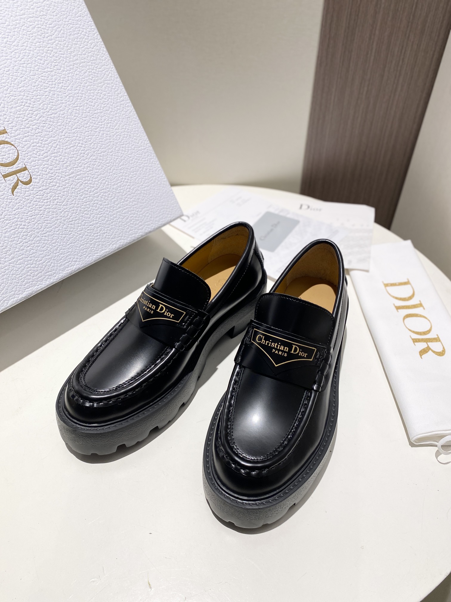 NO:236140,.Same style as star Kim Ji-soo. DIOR CHRONO DIOR. D-home new 25ss annual counter new product. New loafers ~ top quality. Purchase the original version, carefully crafted just to replicate the original version, and the style is super positive. A beautiful shoe and top version matching item that major celebrities have planted grass is effortless and fashionable outfit. The temperament of foot, casual, commuter office workers, fashionable streets, date casually. The front is decorated with the golden Christian Dior PARIS logo. Dior's extraordinary exquisite craftsmanship is incorporated into the classic design. Reinterpret the classic design. Full of details... The quality is completely consistent with the counter. Material - imported beaded beaded cowhide surface. The inner foot is full of cowhide. The original mold is equipped with the counter original packaging.  SIZE35-40 (41 can be customized), loafers, dior, dior, dior, loafers, cowhide19860909.明星金智秀同款. DIOR CHRONO 迪奥. D家高版本25ss年度专柜新品. 新款乐福鞋～顶级品质. 购入原版,精心打造、只为复刻原版一致、版型超正. 各大明星网红纷纷种草的一款美鞋、顶版搭配单品里就是毫不费力的时髦穿搭. 上脚气质 随性 通勤上班族 时髦街头.约会随意休闲. 正面饰以金色Christian Dior PARIS标志. 再融入 Dior 非凡的精湛工艺. 重新诠释经典设计.细节满满…品质完全与专柜一致. 材质-进口开边珠牛皮面. 内里垫脚全牛皮. 原版开模大底. 配置专柜原版包装. SIZE35-40（41可订做）,乐福鞋,dior,dior,dior,loafers,cowhide,Women's Shoes