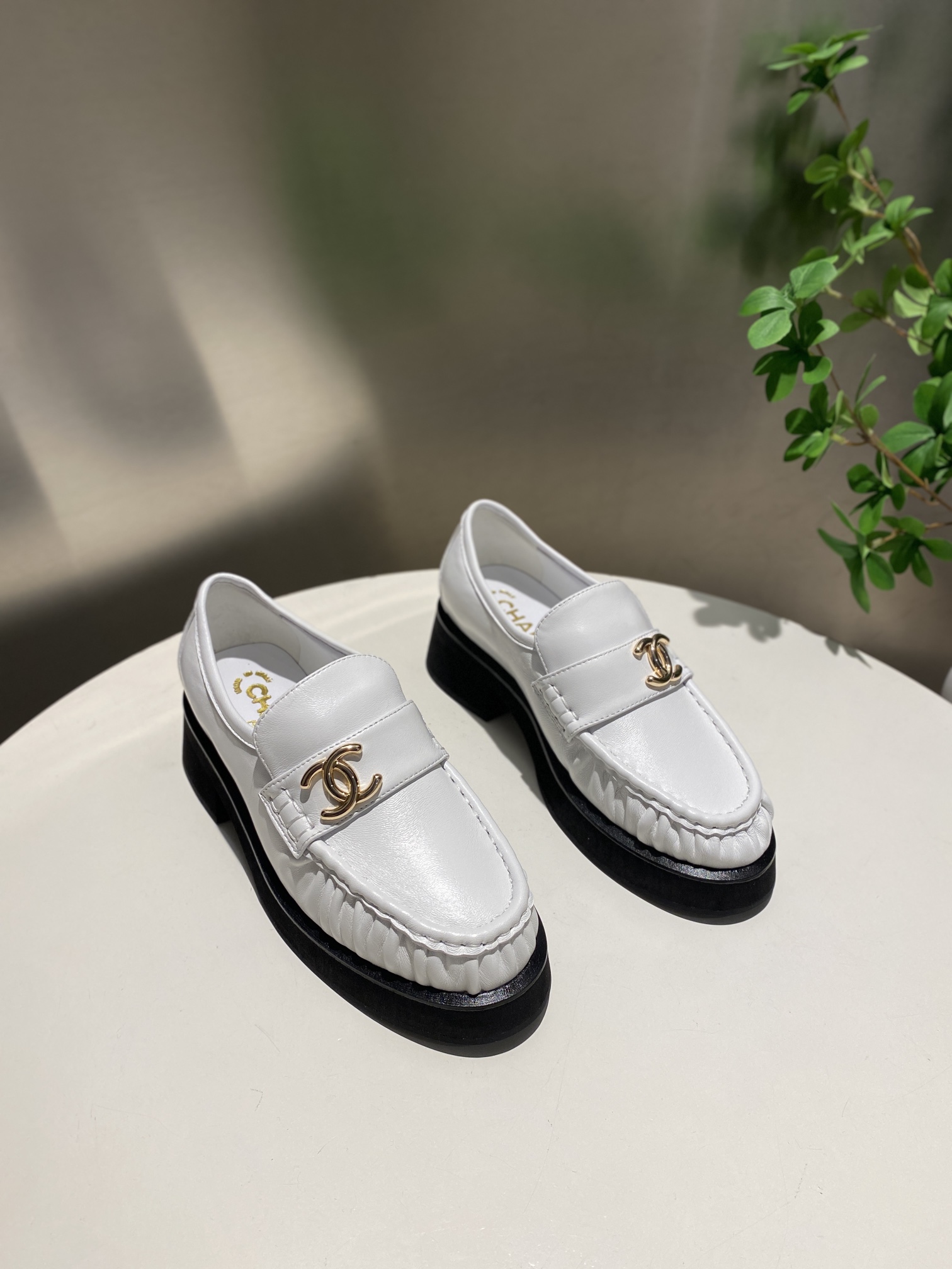 NO:236129,CHANEL/Chanel 25 new thick-soled loafers, which look good no matter how you match it, and you must have fashionable essence!  The matching shows a unique dressing style, and the white mix is ​​shining in place, keeping up with Grandma Xiang’s fashion pace!  The overall look and feels very comfortable to match with!  Original custom sheepskin upper, sheepskin inner lining, footrest, lightweight wear-resistant velvet sole size35-40 (customized 41), loafers, chanel, chanel, loafers, sheepskin19860909批 CHANEL/香奈儿 25新款厚底乐福鞋,怎么搭配都好看,时髦精必备！搭配展现与众不同的穿搭风格、白由混搭闪耀到位,跟紧香奶奶时尚步伐！上脚整体非常好看舒服的搭配神器！ 鞋面原版定制羊皮,羊皮内里、垫脚,轻便耐磨绒大底 size35-40（可定做41）,乐福鞋,chanel,chanel,loafers,sheepskin,Women's Shoes