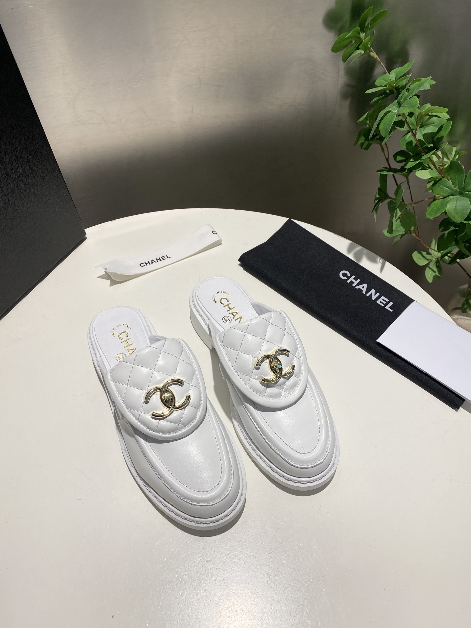 NO:236131,CHANE's latest flip-top half slippers. Classic logo decoration is simple and elegant. Exquisite and high-end feel. It is versatile and age-reducing. It can be used in all kinds of outfits. Imported sheepskin with upper, inner footbed sheepskin Italian leather outsole. Size 35-42, loafers, chanel, loafers, slippers, sheepskin, Leather soles19860909批 CHANE*新款翻盖半拖鞋 经典logo装饰简约大气 精致的高级感 百搭又减龄 各种穿搭都能驾驭. 鞋面进口羊皮 内里垫脚羊皮 意大利真皮大底 尺码35-42,乐福鞋,chanel,loafers,slippers,sheepskin,Leather soles,Women's Shoes