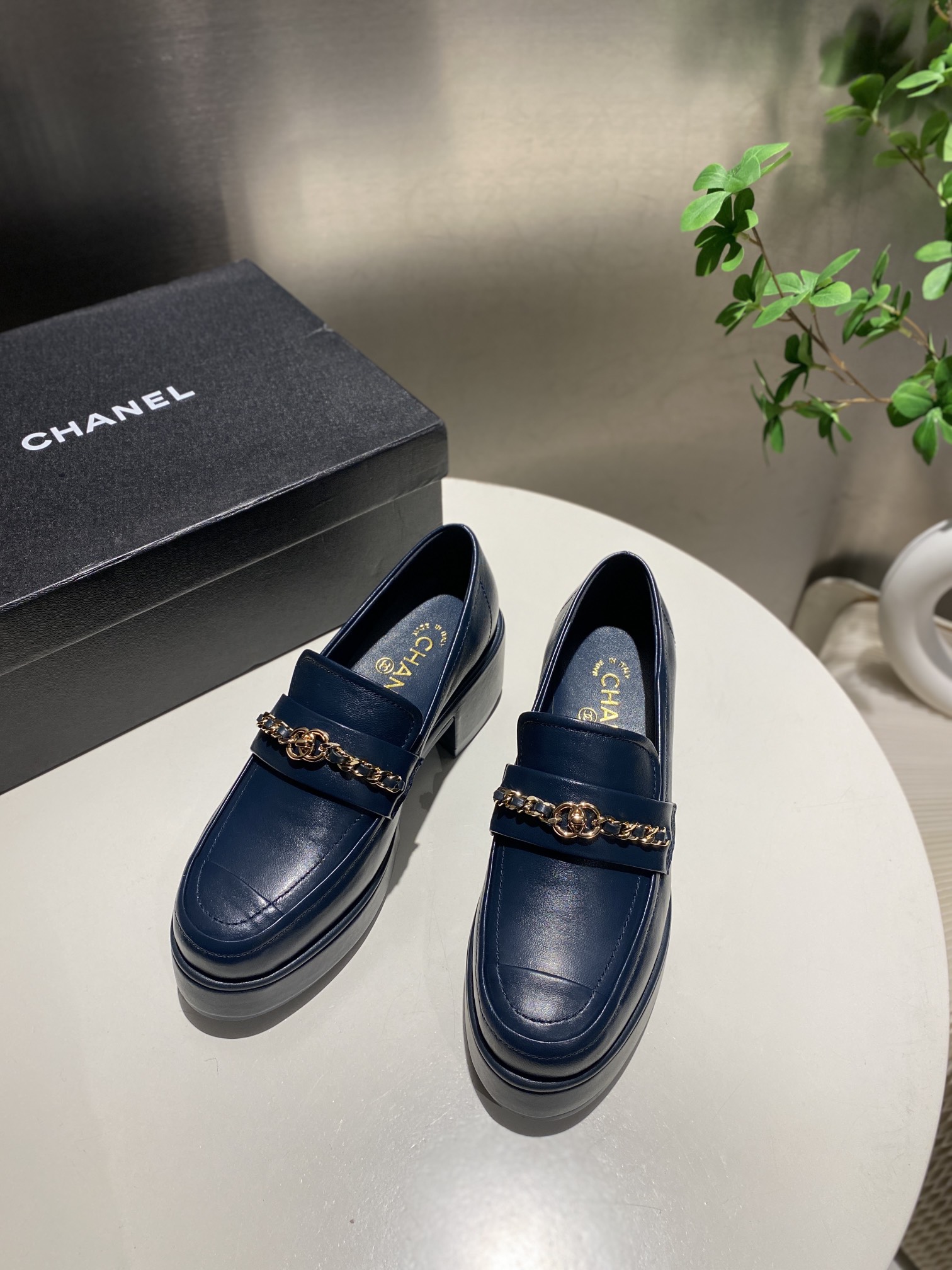 NO:236136,CHANEL/Chanel 25 new thick-soled women's shoes, which look good no matter how you match it, and a must-have for fashionable things!  The matching shows a unique dressing style, and the white mix is ​​shining in place, keeping up with Grandma Xiang’s fashion pace!  The overall look and feels very good and comfortable to match. Upper lambskin / oily leather inner lambskin, outsole original outsole, heel height 6.5cm Size35-41, loafers, chanel, chanel, loafers, sheepskin19860909批 CHANEL/香奈儿 25新款厚底女鞋,怎么搭配都好看,时髦精必备！搭配展现与众不同的穿搭风格、白由混搭闪耀到位,跟紧香奶奶时尚步伐！上脚整体非常好看舒服的搭配 鞋面小羊皮 /油皮 内里羊皮里  大底原版大底 跟高6.5cm Size35-41,乐福鞋,chanel,chanel,loafers,sheepskin,Women's Shoes