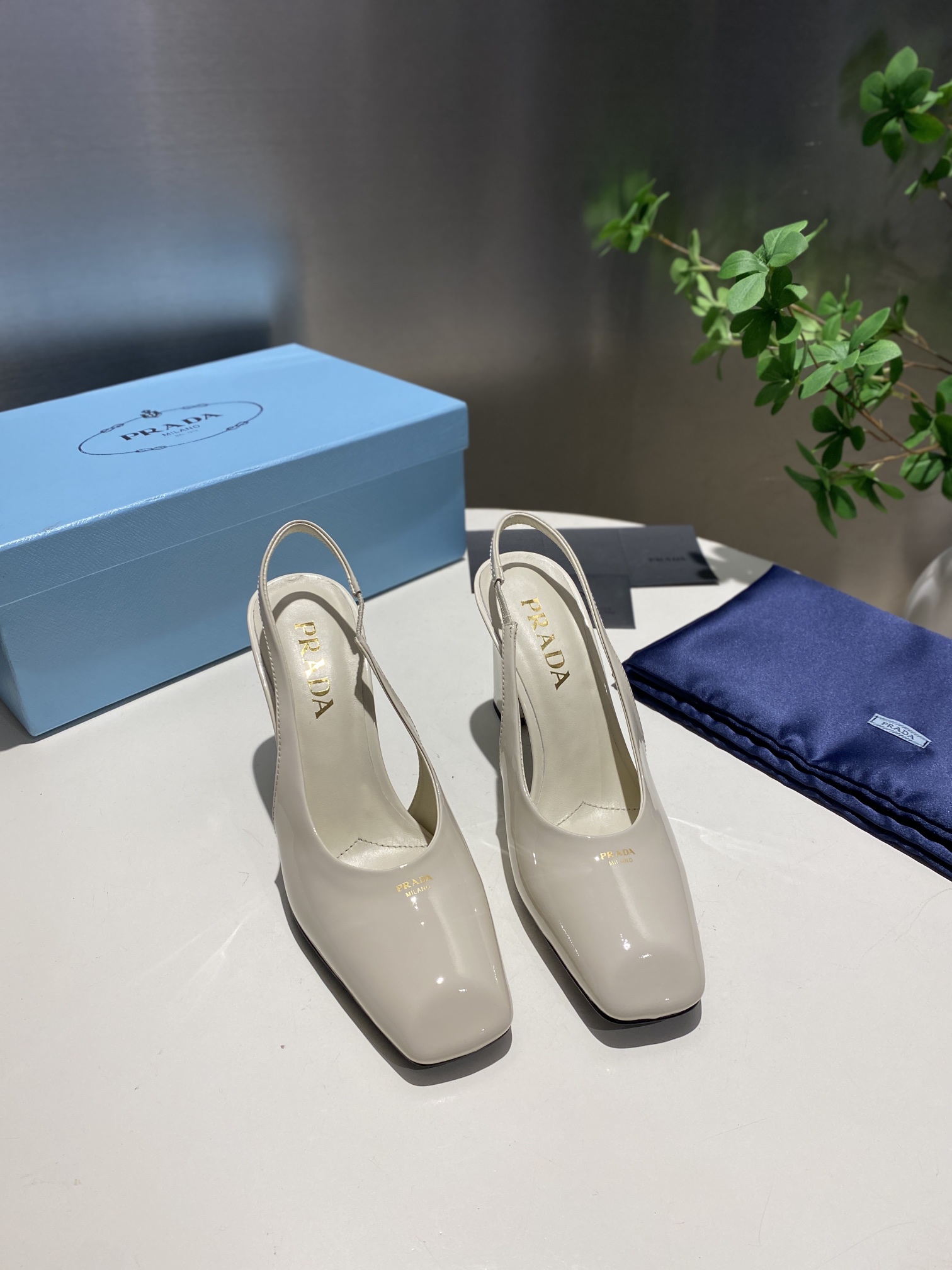 NO:236128,.Pujia 2025 new rear empty sandals. The shoe shape is triangular and delicate. It is not bulky at all. It is super comfortable to wear. Whether it is shorts or short skirts, it can be matched with a different style. Its color matching and design are very beautiful. The shoes are very high-end and versatile, and the height is also very suitable. The fabric is imported patent leather, inner sheepskin, heel height 8.5CM, size. 34-41 (3440.41 custom-made, no return or replacement), high heels, prada, sandals, high heels, skirts, shorts, sheepskin19860909.普家2025新款后空凉鞋.鞋型三角形秀气 .一点也不笨重 上脚超舒服 无论是短裤 短裙 都能搭配出不一样的风格 它的颜色搭配 设计 都非常好看显的鞋子上脚特别高端 百搭,而且高度也非常合适 面料进口漆皮 内里羊皮 跟高8.5CM 码数.34-41（3440.41定制不退不换）,高跟鞋,prada,sandals,high heels,skirts,shorts,sheepskin,Women's Shoes