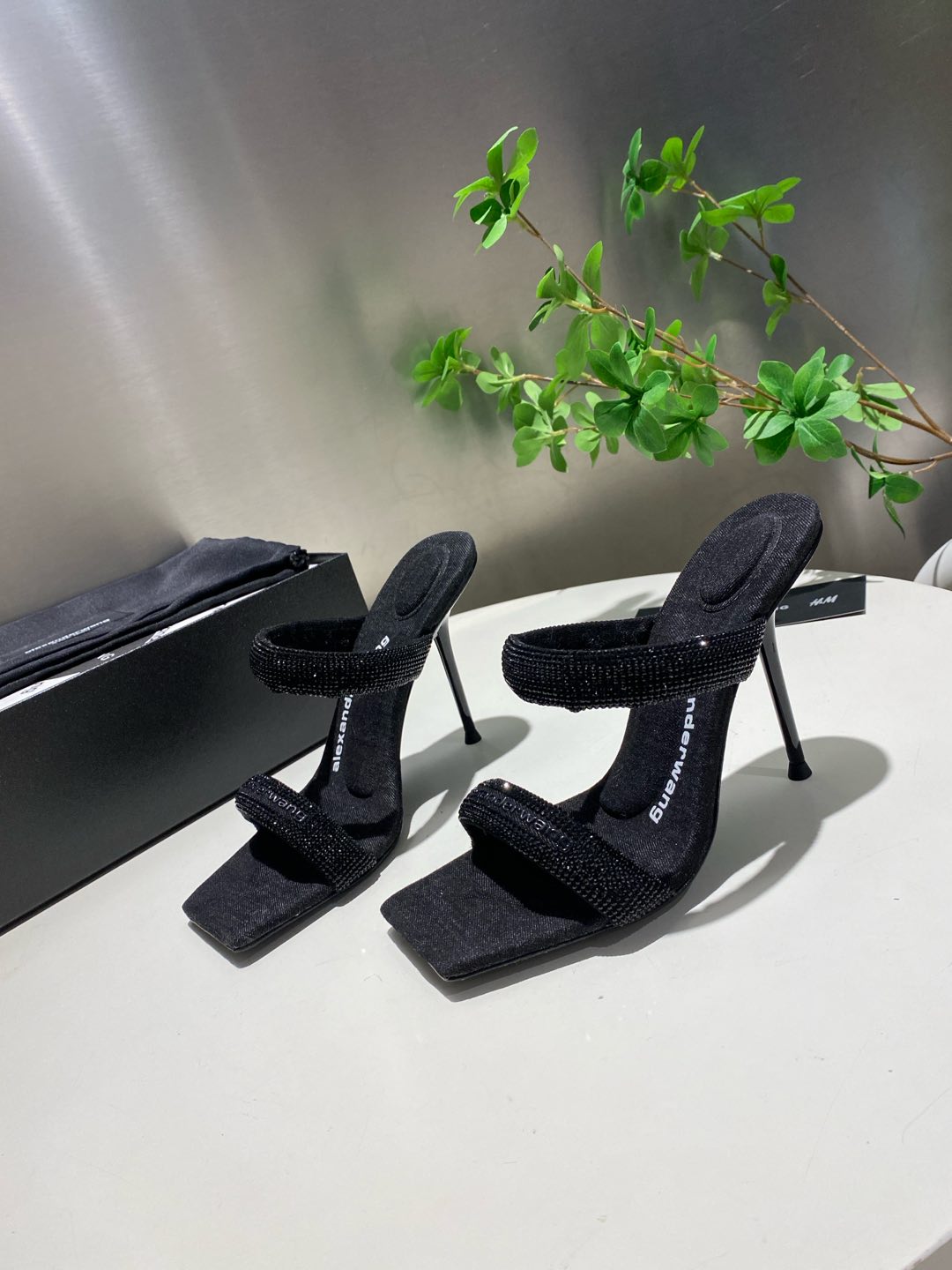 NO:164795,Diamond model. King of new model!  Alexander Wang high heels for women, luxury products for women, Alexande* Wang. Original 1:1 material, concave and convex and massage insoles with glue, logo, excellent match with the most fashionable square head   high elastic injection molding material queen!  The comfort is so good, the beauty is really beautiful, the position just can reveal the seams of the feet, it is really sexy~ the letter logo design is very special!  , The original leather is easy to control!  Imported denim upper, imported cowhide (black, white, blue, apricot, black leather, white leather) six colors, imported sheepskin footbed, heel high diamond model is only 10cm, original sole imported from Italy, perm dyed leather outsole, size 35-39 (34.40.41.42.43. Custom made), high heels, alexander wang, high heels, cowhide, sheepskin, Leather soles19860909钻款.大王 新款！Alexander Wang亚历山大王高跟鞋女士奢侈品Alexande* Wang.原版1:1的材料 凹凸感带按摩的鞋垫配上注胶 Logo 搭配最潮方头 高弹注塑材质女王的绝佳搭配！舒服感爆棚,美是真的美,位置刚好可以露脚缝, 真的很sexy～字母logo设计很特别！,原厂皮料很好驾驭！ 鞋面进口牛仔布,进口牛皮（黑.白.蓝.杏.黑皮.白皮）六个色 垫脚进口羊皮 跟高钻款只有10cm 鞋底原版意大利进口透染真皮大底 码数35-39（34.40.41.42.43.可定做）,高跟鞋,alexander wang,high heels,cowhide,sheepskin,Leather soles,Women's Shoes